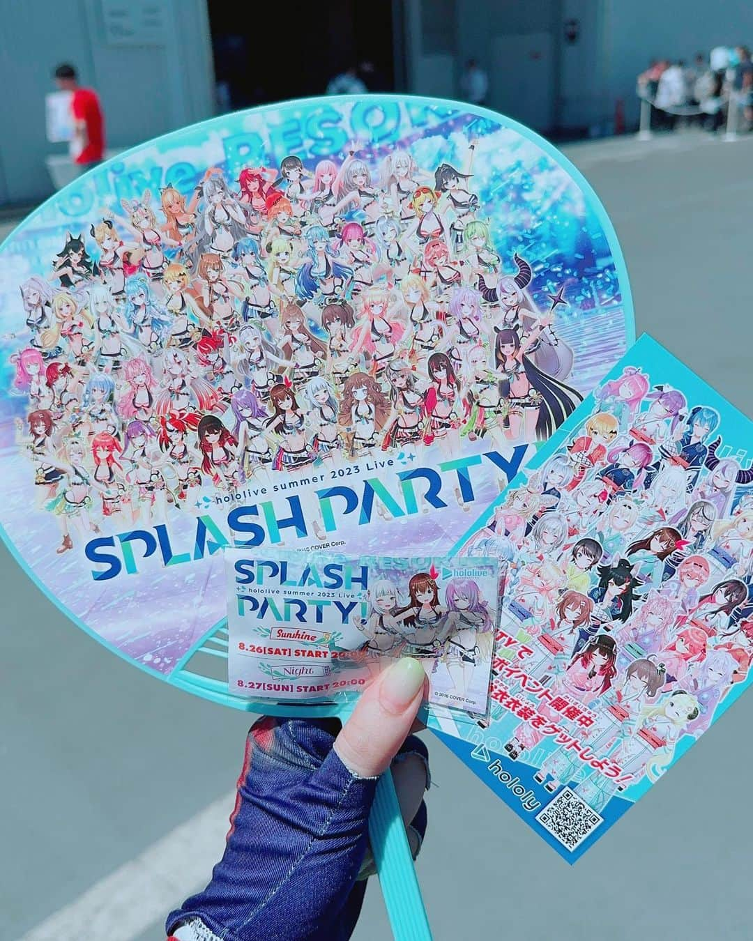 ユリコ・タイガーさんのインスタグラム写真 - (ユリコ・タイガーInstagram)「First day of comiket finished… It was SUPER HOT. I don’t know how I can survive tomorrow too 😅  Honestly, I was not sure to cosplay as Cammy because I gained some weight but I really wanted to meet my cosplayer friends so.. 🥹It was very last minute..  And I really really really wanted buy some staff of hololive hahaha *such a weeb* I waited 2 hours outside 🤪  But tomorrow I will have my booth at the “East Hall (東2) Q - 50ab” from 10:00 to 15:00!! Please come by and say hi ✨  コミケ1日目！！大変お疲れ様でした、、！！！！！本当にあーつーい！！  明日もあるから、、！早く寝て準備します〜 ブースもあるからぜひ会いにきてください。エルフのコスプレで行きます！ 今日ホロライブの企業ブースに行くためにコスプレで2時間まで並んでてwww 日焼けしちゃったw でもたくさんグッズが買えて幸せ  #コスプレ　#C102 #comiket #cosplayerinJapan #Streetfighter #cammycosplay」8月12日 21時02分 - yurikotiger