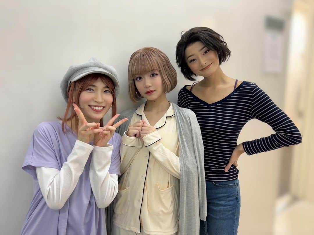 内田美麗（麗奈ゆう）さんのインスタグラム写真 - (内田美麗（麗奈ゆう）Instagram)「更新出来ておらず申し訳ございません💦  『ワールドトリガーThe StageB級ランク戦開始編 』  8月5日に東京公演で初日の幕を明け、明日は大阪公演千秋楽でございます。  こんなに毎公演、緊張感が半端ないのは初めてです。  一回一回噛み締めてお客様にワーステをお届けしていきたいと思います！！  大好きな那須隊の2人と、、、🍆💜🩵  #ワーステ#ワールドトリガー#那須隊#熊谷友子」8月12日 21時03分 - miretan29