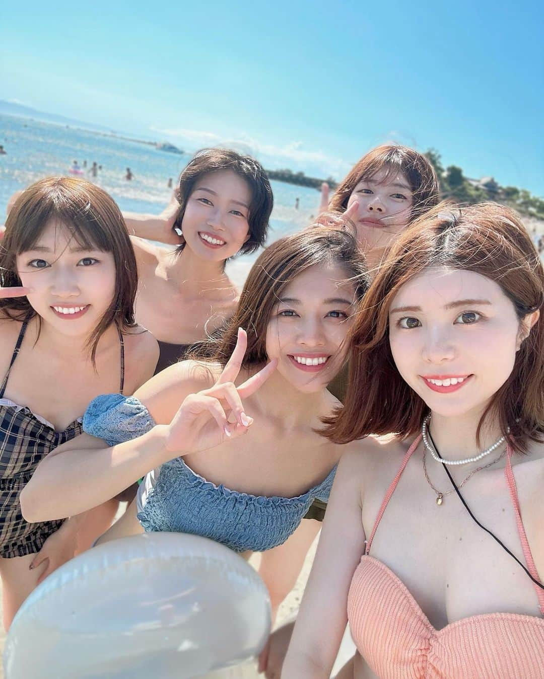 石倉侑芽さんのインスタグラム写真 - (石倉侑芽Instagram)「🏖️🤍  夏満喫〜っ サップのあとはビーチでちゃぷちゃぷ🍉💕  目もあけられないくらいの強風で かなり過酷な海だったけど楽しかった〜⛱️🤍  スリーコインズで買った浮き輪が大活躍だったよ🌼  #夏休み#葉山#森戸海岸#海の家#水着#海コーデ」8月12日 21時03分 - yume8115