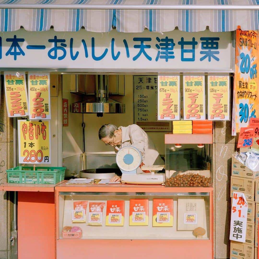 GENIC 公式インスタグラムさんのインスタグラム写真 - (GENIC 公式インスタグラムInstagram)「・ #撮影と表現のQA Nguan  大都市のリアルをファンタジックに描き出すフォトグラファー、Nguanさん @_nguan_ に質問。  Q.日本で撮影するのが好きな理由は?  A.Because I feel a connection to Japan.  「私の母方の家系は日本の会社と古くからビジネス上の取引があり、物心ついた頃から日本というものを意識していたと思います。8歳の時に初めて日本を訪れ、一瞬で心を奪われました」。  Nguanさんが日本で一番好きな場所は、 「新宿御苑が大好きです。世界でもっとも美しい公園だと思います。静かな時も幻想的ですが、お花見する人たちで賑わっている時はもっと好きです。もちろん、渋谷も大好きですね。スクランブル交差点で繰り広げられる”いつまでも続く顔のパレード”がたまらないです」。  ｰｰｰｰｰｰｰｰｰｰｰｰｰｰｰｰｰｰ 雑誌GENIC 最新号 7月号 vol.67「知ることは次の扉を開くこと ～撮影と表現のQ＆A～」 公式オンラインショップ、Amazonにてお買い求めいただけます。 ｰｰｰｰｰｰｰｰｰｰｰｰｰｰｰｰｰｰ 皆さまの表現をGENICで紹介させてください。 #genic_mag を付けた投稿をお待ちしております。 ｰｰｰｰｰｰｰｰｰｰｰｰｰｰｰｰｰｰ」8月12日 21時04分 - genic_mag
