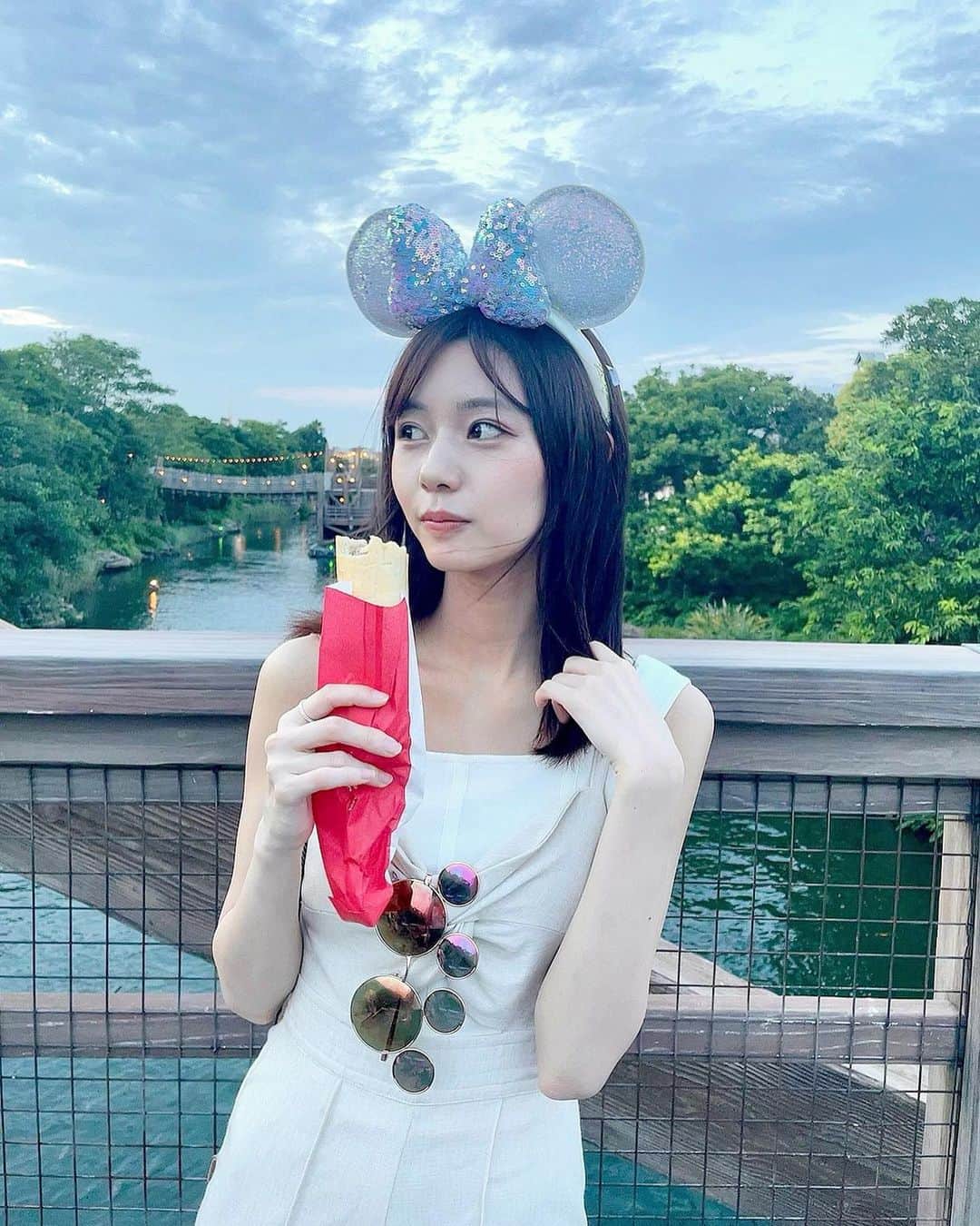 杉浦みずきのインスタグラム：「. 真夏のディズニーはアフター5で😂 4時間でアトラクションいっぱい乗って食べたいものいっぱい食べてギリギリまでよくばりました🥤🌭🍿 センターオブジアース、私は怪獣が怖くてさくらは急降下が怖くてお互い違う理由で絶叫してた笑笑 楽しすぎた  #disneysea #ディズニーシー」