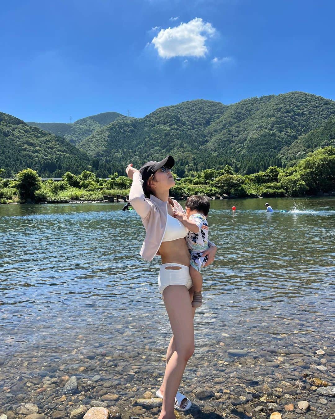 のインスタグラム：「加工なし。最高に綺麗✨ 川から上がって即寝する息子👦🏻💤  私は田舎っていう田舎がないから 岐阜県に来れる機会が出来てすっごく嬉しい☺️ 自然いっぱい！ 美味しいお店もたくさん♪  台風🌀気をつけてください🙏  #養老#根尾川#赤石やな#岐阜旅行」