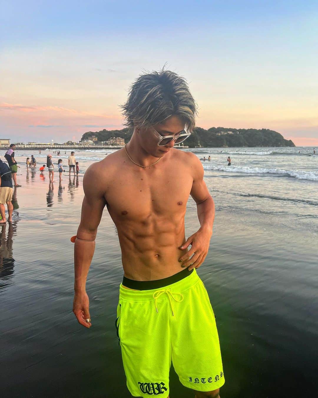 のインスタグラム：「久々のsunsetは最高すぎた🥺✨ 海で飲むビールにご飯は格別に美味いんよ🤤🍺 . . sunset見た後に夜の浜辺で花火して、近くで海見ながらディナーするっていうのを考えてたら彼女欲しくなったなぁ🤭💖 とりあえず来年に持ち越しやなぁ😇 もっと夏っぽいことしたい！！！！」