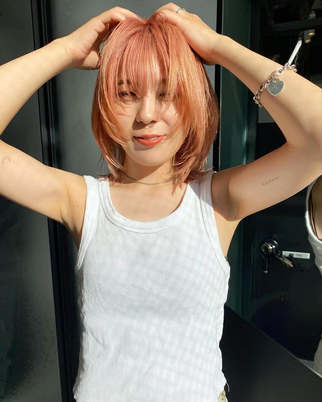 のインスタグラム：「〝coral orange〟  最近はorange極めてます◎  薄めコーラル系のオレンジとマッシュよりのレイヤーと組み合わせて上品かつ遊びのあるスタイルに👐🏻」
