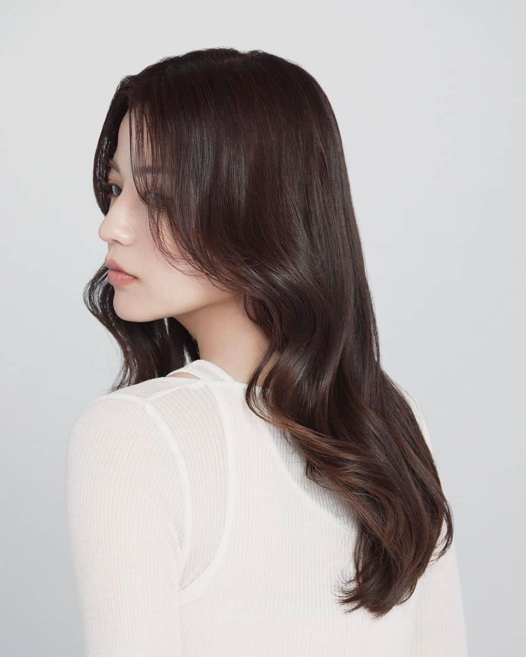 玉城翔子のインスタグラム：「もうずーっっとコテどころか シャワーヘッドも愛用しているクレイツさんの新商品 #9012コテ の撮影に参加出来たこと、これは凄いことです。まじ。  この日一緒に撮影したニキちゃんと出会えた事、 それもまた凄いことです。#重  関わった全ての皆様ありがとうございました♡  @createion 🤍🤍🤍🤍  #クレイツ #ラブ ←」