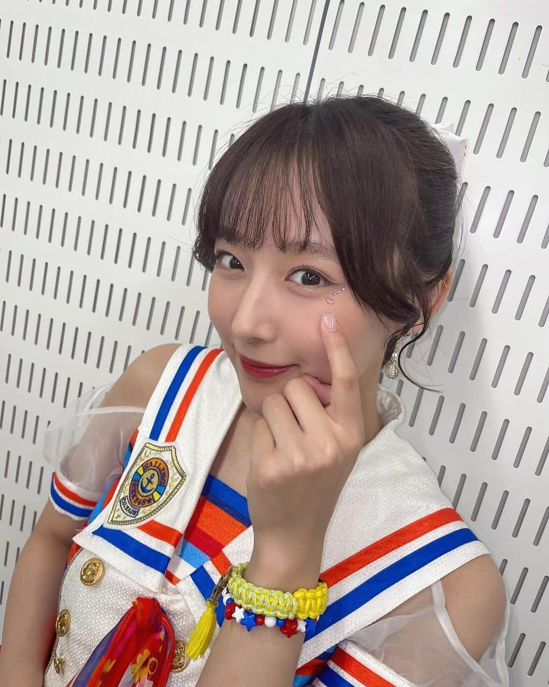 鎌田菜月のインスタグラム：「.｡◦♡  夏はお祭りみたいなイベント盛りだくさんで嬉しい🌻 今日のサマステは目元キラキラにしてもらいました  先週はTIFからの仙台でサマーツアー 明日は大阪でサマーツアーです🐙 駆け抜けていこうね〜💨  #サマステ2023 #あいどる」