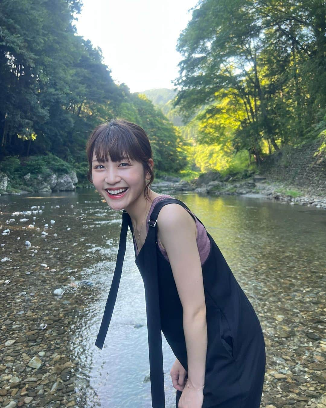 西野実見さんのインスタグラム写真 - (西野実見Instagram)「. 川で遊んで森林浴するなどした日🌿🎐  都内とは思えない大自然✨ 自然に勝るものは何もない、、ここから離れたくなかったなあ  足浸かるくらいで満足だと思ってたけど 飛び込みたくてたまらなくなった〜〜！  着替えを持ってくべきだと学びました  次は川下りか川泳ぎしたーーいっ🏊🚣  #秋川渓谷 #払沢の滝 #檜原村 #奥多摩 #川遊び #森林浴」8月12日 21時20分 - maminishino