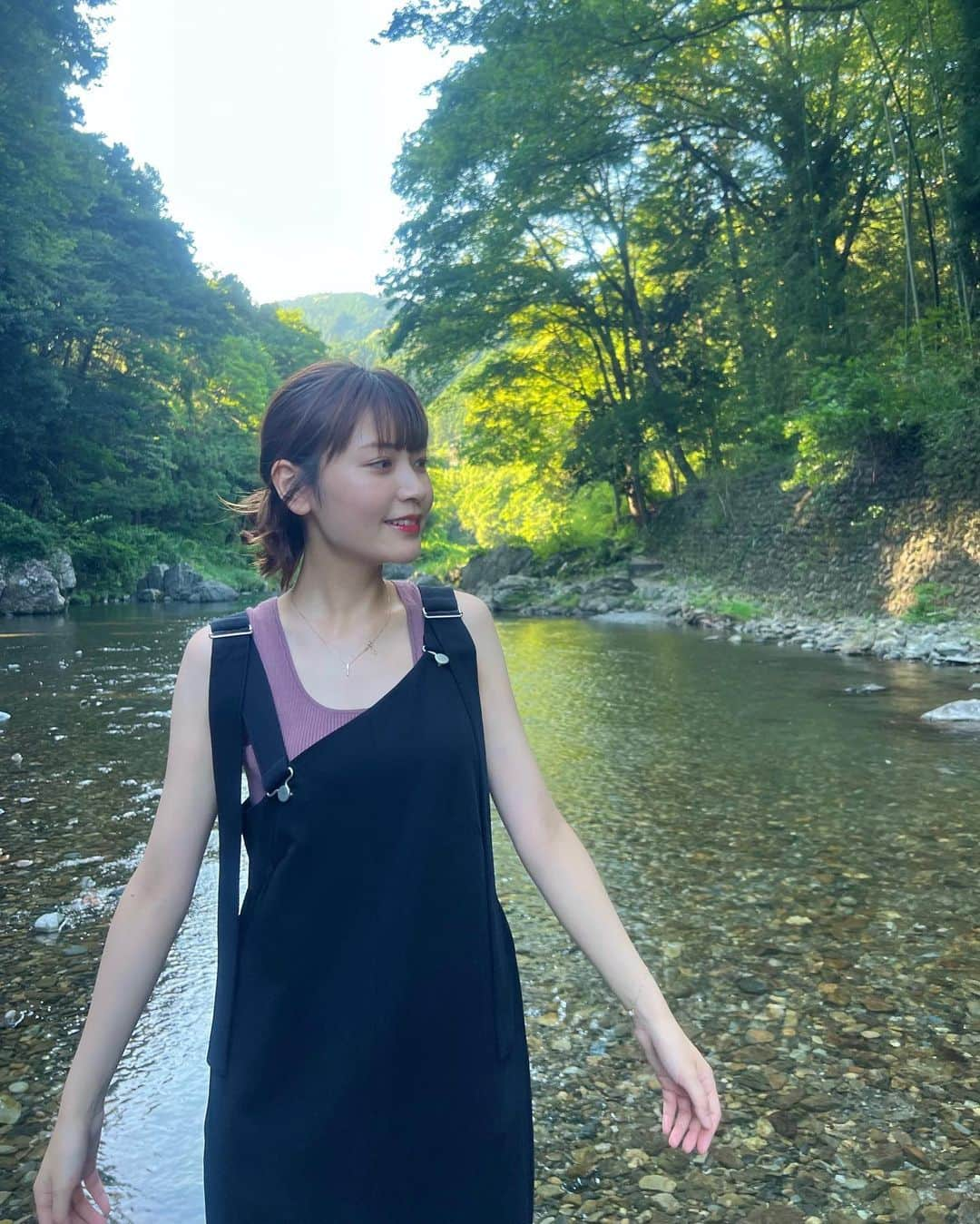 西野実見さんのインスタグラム写真 - (西野実見Instagram)「. 川で遊んで森林浴するなどした日🌿🎐  都内とは思えない大自然✨ 自然に勝るものは何もない、、ここから離れたくなかったなあ  足浸かるくらいで満足だと思ってたけど 飛び込みたくてたまらなくなった〜〜！  着替えを持ってくべきだと学びました  次は川下りか川泳ぎしたーーいっ🏊🚣  #秋川渓谷 #払沢の滝 #檜原村 #奥多摩 #川遊び #森林浴」8月12日 21時20分 - maminishino