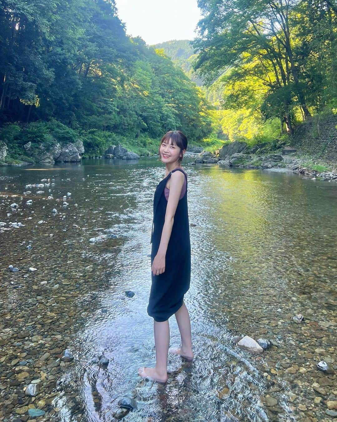 西野実見さんのインスタグラム写真 - (西野実見Instagram)「. 川で遊んで森林浴するなどした日🌿🎐  都内とは思えない大自然✨ 自然に勝るものは何もない、、ここから離れたくなかったなあ  足浸かるくらいで満足だと思ってたけど 飛び込みたくてたまらなくなった〜〜！  着替えを持ってくべきだと学びました  次は川下りか川泳ぎしたーーいっ🏊🚣  #秋川渓谷 #払沢の滝 #檜原村 #奥多摩 #川遊び #森林浴」8月12日 21時20分 - maminishino