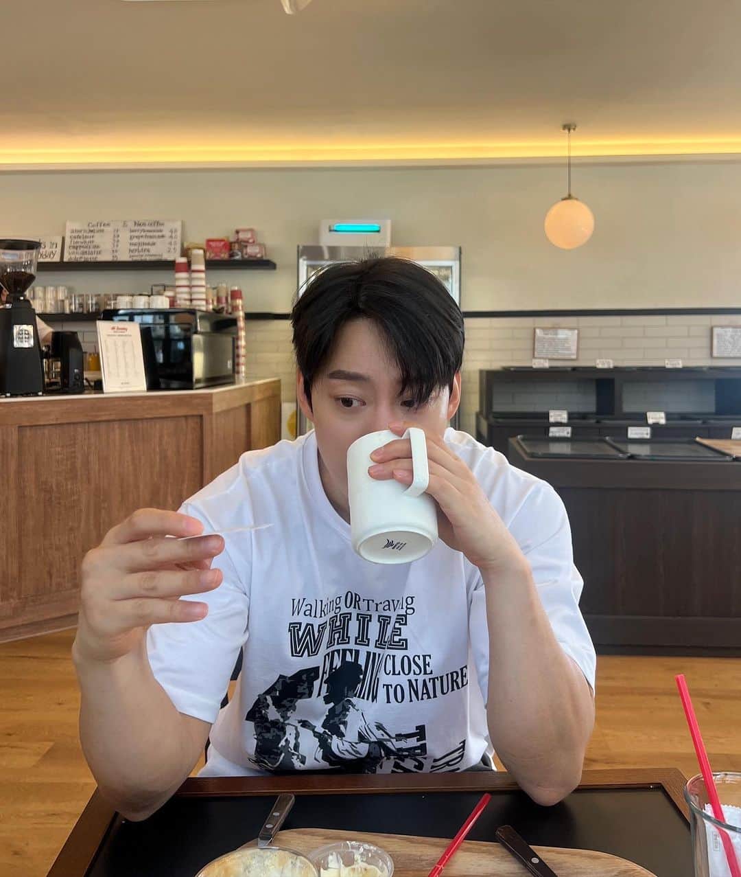 チャン・ジニョクのインスタグラム：「부산 오면 뭐 해야 돼~~?  #올선데이 #올선데이베이글」