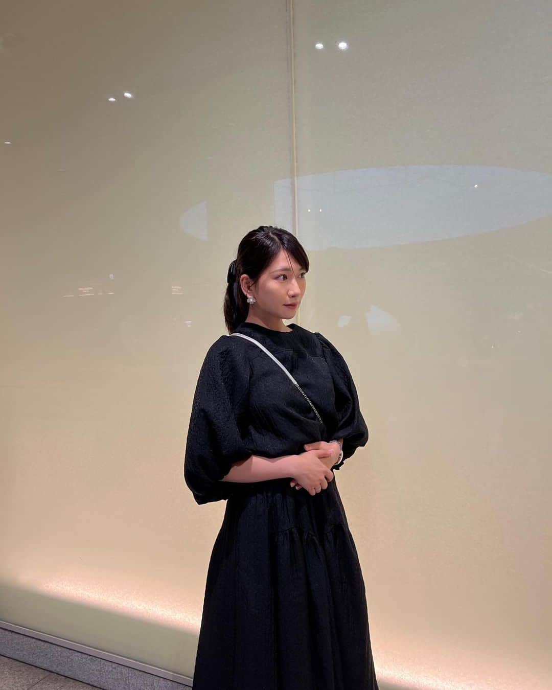 井端珠里のインスタグラム：「👩🏻🐈‍⬛♟️🖤♠️🏴  Tops @m_maglie_le_cassetto_official   Bottoms @m_maglie_le_cassetto_official   まだぷよってるお腹をおさえています😇」