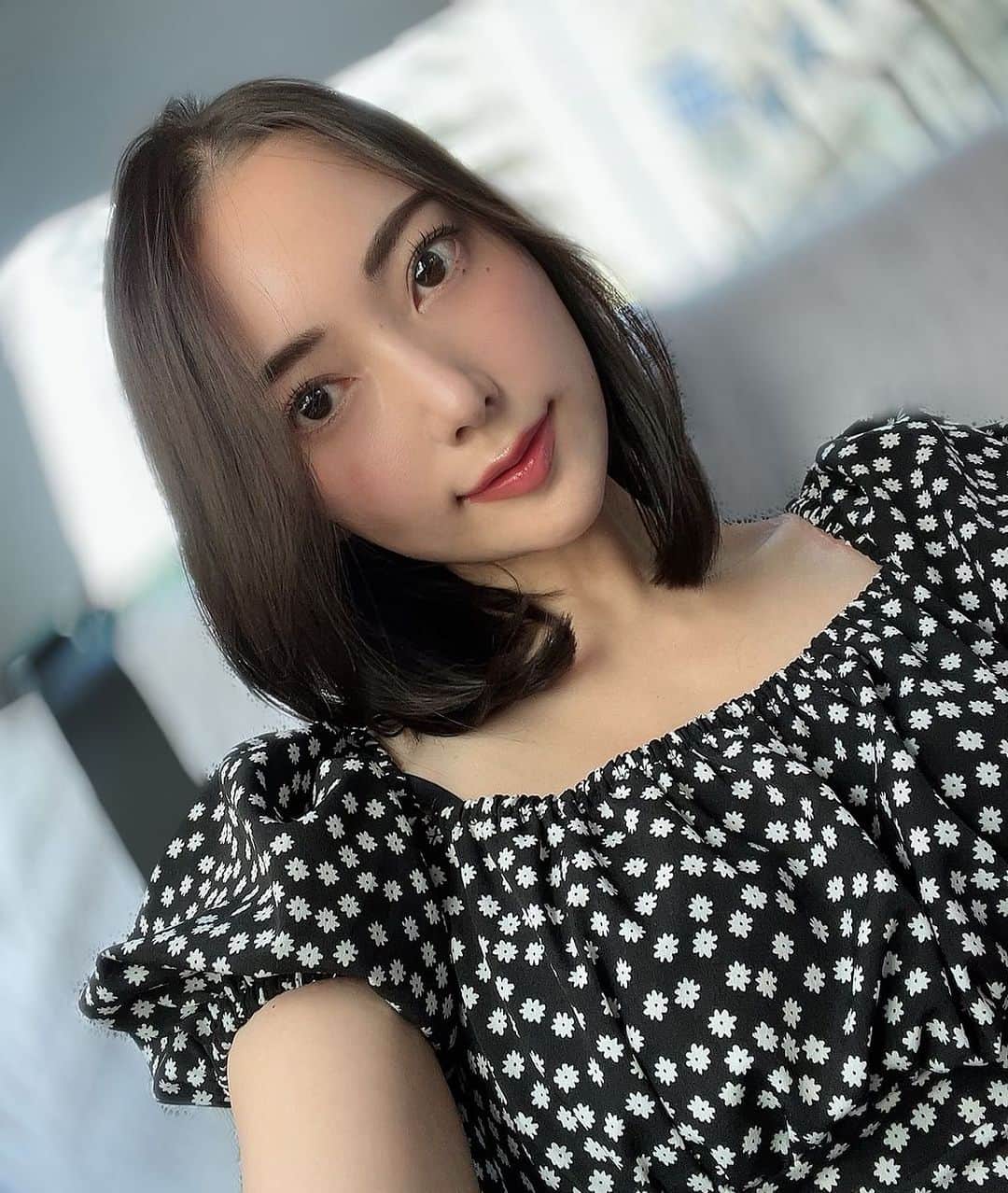 三田羽衣のインスタグラム：「お久しぶりです🖤🩶🤍 今日遅ればせながらも、パーソナルカラー診断していただきました！ 結果は..ブルベ冬⛄でした！👀  今まで知らず知らずのうちに選んでいたお洋服もはっきりしたカラーだったし、メイクも青みがかったピンクチークやボルドーリップ💄だったりで、、自分にあうカラーを自然とチョイス出来ていたみたい☺️ これから意識して選ぶ楽しみができました🩶🖤🤍」