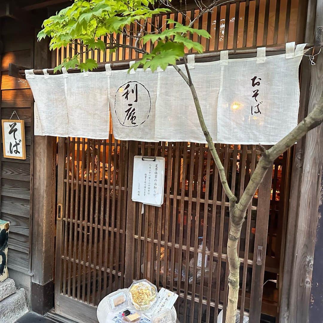 田丸麻紀さんのインスタグラム写真 - (田丸麻紀Instagram)「今日は 皆んなで 映画館へ　📽️  いつも、どんな映画でも 子供達より先に ウルウル泣　する私、でも お隣で、私より先に 泣く主人。。。 今日も いつもの流れでした。(@￣ρ￣@)  土曜日 数日前は雨予報でしたが 晴れた　☀️🗼  今日も車の中の音楽担当は 長男🦕。 最近　長男のおかげで、少しずつ BLACKPINK の曲が分かる様になってきた44歳。  ご質問をいただいていたサンダルは、エルメスの靴のデザインをされている @pierrehardy   色やデザインに 存在感があり ポイントとなってくれる アイテムが揃っています👌  お気に入りのお蕎麦屋さん、利庵　今日もいっぱい いつも並んでる。 お盆休みに入る前に行きたいな。  そして、お盆ということだし 今夜は  リメンバーミーでも観ながら 寝よう。  おやすみなさい また明日♡♡♡  #映画 #BLACKPINK #Coco #リメンバーミー #お盆 #蕎麦 #利庵 #東京タワー #🗼♡」8月12日 21時27分 - tamarumaki