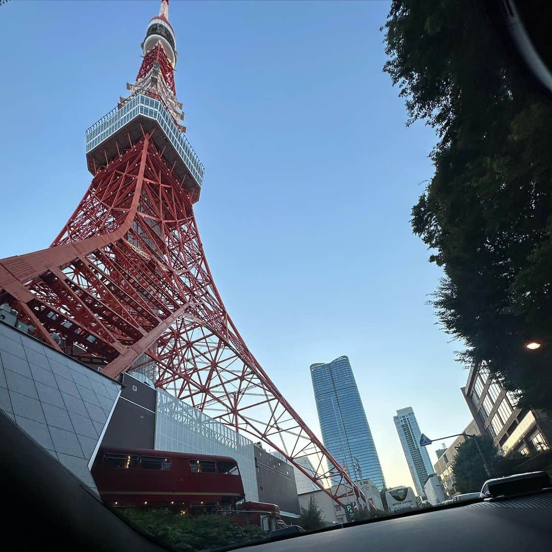 田丸麻紀さんのインスタグラム写真 - (田丸麻紀Instagram)「今日は 皆んなで 映画館へ　📽️  いつも、どんな映画でも 子供達より先に ウルウル泣　する私、でも お隣で、私より先に 泣く主人。。。 今日も いつもの流れでした。(@￣ρ￣@)  土曜日 数日前は雨予報でしたが 晴れた　☀️🗼  今日も車の中の音楽担当は 長男🦕。 最近　長男のおかげで、少しずつ BLACKPINK の曲が分かる様になってきた44歳。  ご質問をいただいていたサンダルは、エルメスの靴のデザインをされている @pierrehardy   色やデザインに 存在感があり ポイントとなってくれる アイテムが揃っています👌  お気に入りのお蕎麦屋さん、利庵　今日もいっぱい いつも並んでる。 お盆休みに入る前に行きたいな。  そして、お盆ということだし 今夜は  リメンバーミーでも観ながら 寝よう。  おやすみなさい また明日♡♡♡  #映画 #BLACKPINK #Coco #リメンバーミー #お盆 #蕎麦 #利庵 #東京タワー #🗼♡」8月12日 21時27分 - tamarumaki