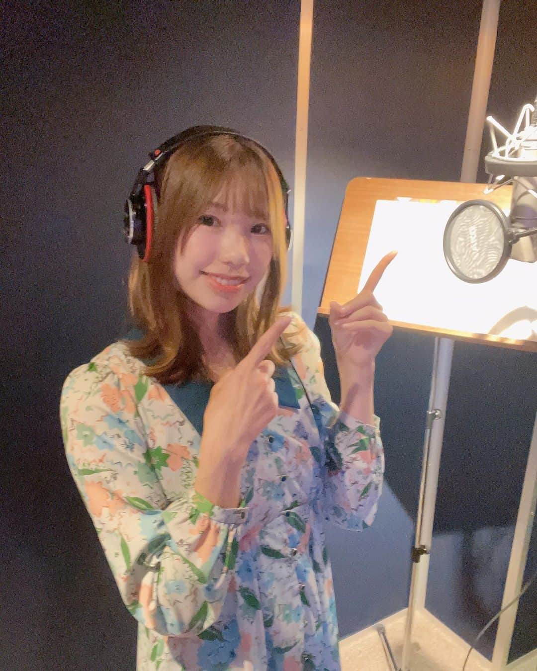 桐谷蝶々のインスタグラム：「明日はとうとうコミケ！🥳 写真は新曲のレコーディングの時のです！  8月13日(日)🌻東3 “オ” ブロック 52a   桐谷蝶々と平山笑美　@emi.hirayama.902  がスペースにおりますー！  🍉今回の新譜は2種 ①蝶々&笑美の新曲『ツナガルキモチ』 ②CheerCheer DaisyのラジオCD（ゲスト:諏訪彩花ちゃん @suwa_ayaka ）  過去の作品や新グッズも持っていきますー！  東京ビッグサイトに遊びに来てね！！  #C102お品書き #夏コミ #コミケ #C102 #チアデジ #桐谷蝶々   🌻夏コミ詳細🌻 場所:東京ビッグサイト（最寄駅国際展示場駅など） 時間:10:30〜16:00まで  今回も山村響ちゃんのサークルと合体参加✨  ・お品書き ①Fluffy partyの新曲『ツナガルキモチ』イベント頒布価格¥1,000-  ②CheerCheer DaisyのラジオCD（ゲスト:諏訪彩花ちゃん）イベント頒布価格¥2,000-  ③蝶々浴衣verアクスタ イベント頒布価格1,000-  ・コミケ購入特典 合計3000円以上お買い上げの方に 先着で「桐谷蝶々or平山笑美のオリジナル残暑見舞い」をプレゼントします！ その時スペースにいる方のデザインのお渡しになります。  ・スペースにいる時間について 午前:桐谷蝶々 午後:平山笑美　  12〜13時の間くらいに交代する予定です。 交代したらTwitter（X）でツイートします。 よろしくお願いします。  ・コラボ特典 合体参加の「山村商店」さんとのコラボ特典！ 今年はメッセージカードです🌟 響（　@hibikuyamamura ）のサークルでもお買い物して、メッセージカードGETしてくれたら嬉しいです🥳🥳🥳  ・プレゼントについて お手紙のみOKです お菓子などのプレゼントは受け取れません。 よろしくお願いします。  ・通販について CD予約受付中！  メロンブックス https://www.melonbooks.co.jp/circle/index.php?circle_id=110313」