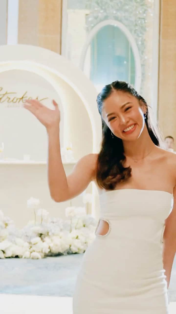 Kim Chiuのインスタグラム：「Congratulations mother @momoisupe @strokescosmetics @keightywong for a very successful event last night!💚✨✨✨ had super fun and glad to see new friends and familiar faces! Happy to see @iamhearte too, congratulations!😍 plus love my seatmate achi @mimsqiu @kamchiu 💕Congratulations again #StrokesBeautyPH #Flawlessanyday #Unveilstrokes 🥳👏🏼」