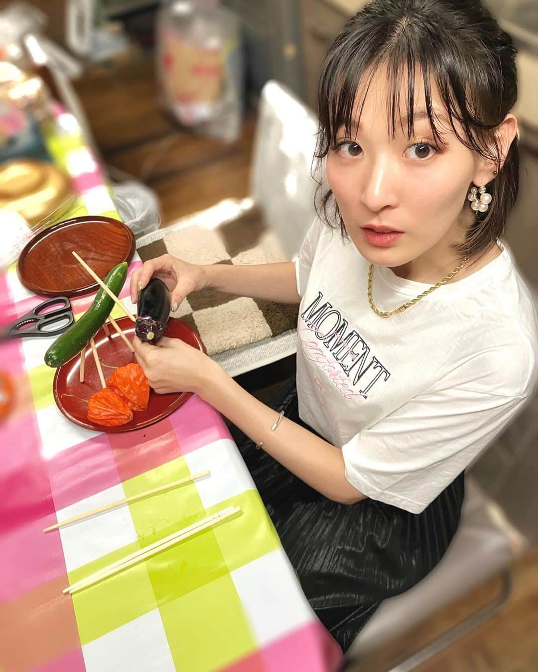 福田朱子さんのインスタグラム写真 - (福田朱子Instagram)「🍆🥒 . . お久しぶりです🍉 . 猛暑が続きますが皆様いかがお過ごしでしょうか？ . . 新盆のため佐渡ヶ島へ来ています🚢 . . 従兄弟が全部で12人いるんだけど、私は13番目で一番お子ちゃまだったから？ 昔おばあちゃんと作ったなぁ☺️ . お供えするお団子とかも⚪️ . . 馬と牛を作るのは子供の仕事だと思ってたんだけど、w 従兄弟のお子達は不在だったので担当しました ₍•͈ᴗ•͈₎ . . おばあちゃんがいなくて寂しいなぁ😟 . . 今はお母さんと2人だけど、明日はまた親戚が増えて賑やかになります🎵 . . 他にも投稿したい写真あるのに溜まりまくってます😂 . それでは、熱中症に気をつけて過ごそうねーー☀️🚿 . . . . 足を頑丈にしないと！と思うばかり、貫通させてしまった💥 . ごめんねお馬ちゃん、、 . . 塩漬けきゅうりさんのお力添えで応急処置しておきました⛑️🐴 . . #お盆 #新盆 #牛と馬 #ほおずき」8月12日 21時28分 - syuko29