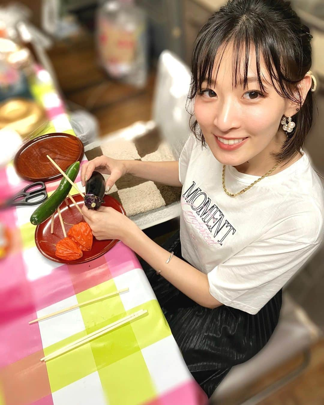 福田朱子さんのインスタグラム写真 - (福田朱子Instagram)「🍆🥒 . . お久しぶりです🍉 . 猛暑が続きますが皆様いかがお過ごしでしょうか？ . . 新盆のため佐渡ヶ島へ来ています🚢 . . 従兄弟が全部で12人いるんだけど、私は13番目で一番お子ちゃまだったから？ 昔おばあちゃんと作ったなぁ☺️ . お供えするお団子とかも⚪️ . . 馬と牛を作るのは子供の仕事だと思ってたんだけど、w 従兄弟のお子達は不在だったので担当しました ₍•͈ᴗ•͈₎ . . おばあちゃんがいなくて寂しいなぁ😟 . . 今はお母さんと2人だけど、明日はまた親戚が増えて賑やかになります🎵 . . 他にも投稿したい写真あるのに溜まりまくってます😂 . それでは、熱中症に気をつけて過ごそうねーー☀️🚿 . . . . 足を頑丈にしないと！と思うばかり、貫通させてしまった💥 . ごめんねお馬ちゃん、、 . . 塩漬けきゅうりさんのお力添えで応急処置しておきました⛑️🐴 . . #お盆 #新盆 #牛と馬 #ほおずき」8月12日 21時28分 - syuko29