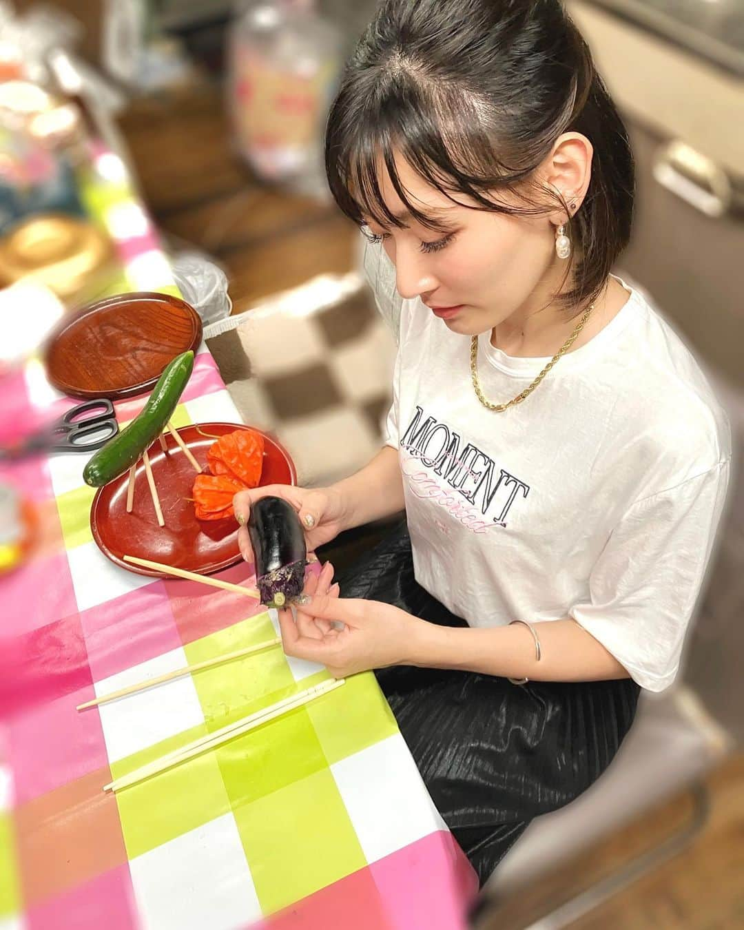 福田朱子のインスタグラム：「🍆🥒 . . お久しぶりです🍉 . 猛暑が続きますが皆様いかがお過ごしでしょうか？ . . 新盆のため佐渡ヶ島へ来ています🚢 . . 従兄弟が全部で12人いるんだけど、私は13番目で一番お子ちゃまだったから？ 昔おばあちゃんと作ったなぁ☺️ . お供えするお団子とかも⚪️ . . 馬と牛を作るのは子供の仕事だと思ってたんだけど、w 従兄弟のお子達は不在だったので担当しました ₍•͈ᴗ•͈₎ . . おばあちゃんがいなくて寂しいなぁ😟 . . 今はお母さんと2人だけど、明日はまた親戚が増えて賑やかになります🎵 . . 他にも投稿したい写真あるのに溜まりまくってます😂 . それでは、熱中症に気をつけて過ごそうねーー☀️🚿 . . . . 足を頑丈にしないと！と思うばかり、貫通させてしまった💥 . ごめんねお馬ちゃん、、 . . 塩漬けきゅうりさんのお力添えで応急処置しておきました⛑️🐴 . . #お盆 #新盆 #牛と馬 #ほおずき」