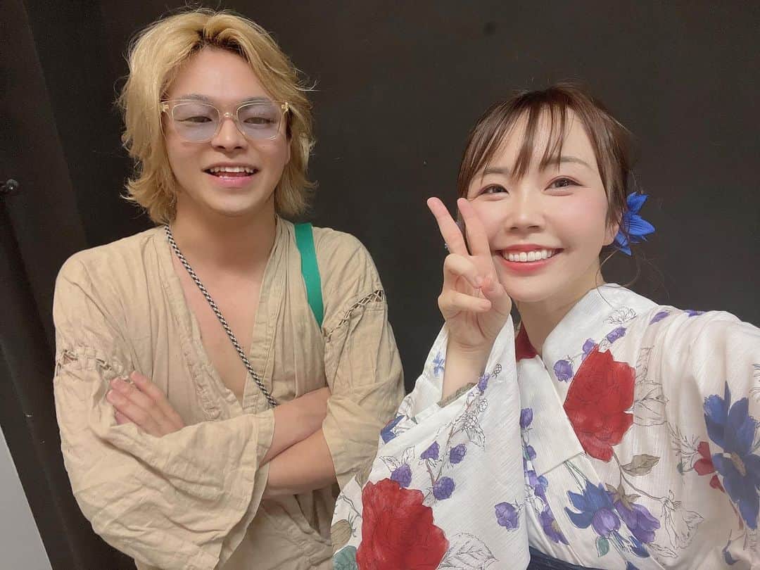 あやなんのインスタグラム：「今日は明治神宮花火を見に行きました🎆  りささんジョージ夫婦、 ママ友ゆかちとキッズ達、 子どもたちとしばなんファミリー 全員で赴きました🎆❤️🩷  みんなで浴衣着て楽しかったー☺️  夏の思い出がまた増えたッッ😭✨  サイコーサイコーサイコーサイコー  #明治神宮 #花火大会」