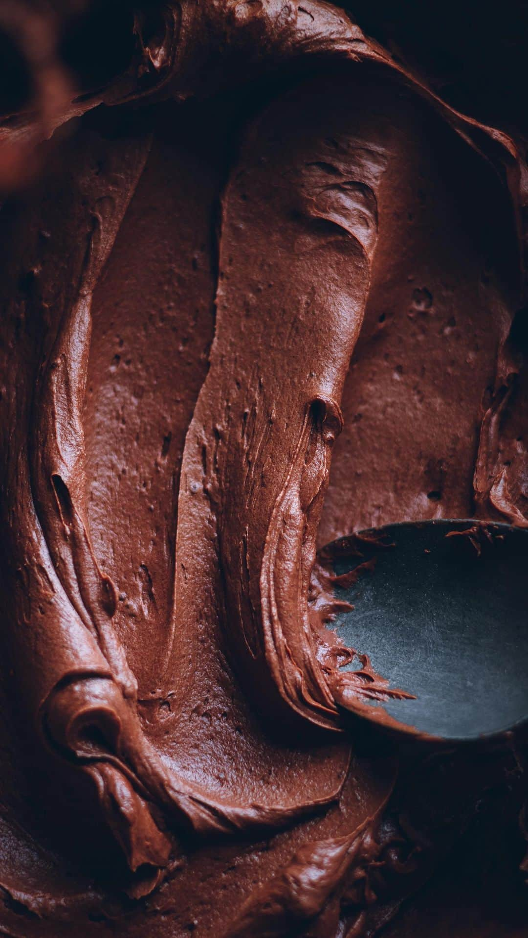 Linda Lomelinoのインスタグラム：「When I can’t decide what to bake, this is my go-to recipe - Chocolate sheet cake with chocolate fudge frosting. This one was made in collaboration with @canonnordic using their new mirrorless camera Canon EOS R50 📷 This camera is small, lightweight, easy to use and the quality of the footage is so good. Mirrorless will be my next choice for a camera, I tried it a few times and I love it especially for video!   📷 Shot using Canon EOS R50 and lenses Canon RF 50mm F1.8 STM and Canon RF 35mm F1.8 Macro IS STM.  The cake recipe is linked in my profile.  #canonnordic」