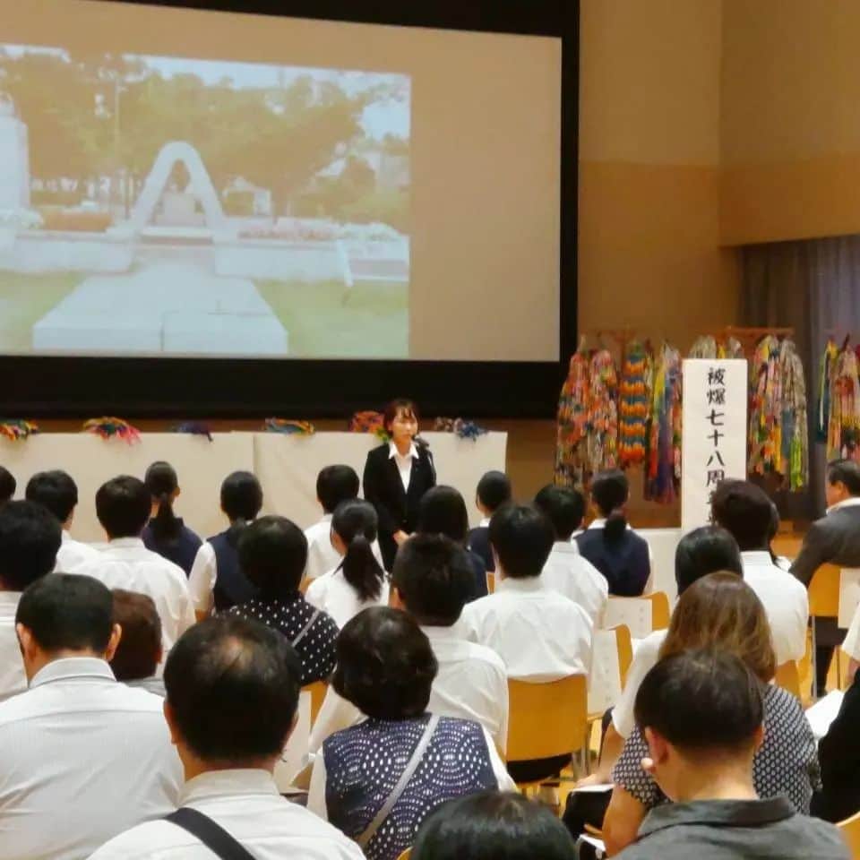 水野友貴のインスタグラム：「【被爆78周年平和祈念式典】 本日は地元自治会の役員会・運営委員会を終え、毎年必ず出席している平和祈念式典に参列いたしました。 今年も来賓代表挨拶をさせていただきました。  広島・長崎の原子爆弾により犠牲になられた御霊に対し、哀悼の意を表するとともに、今もなお後遺症に苦しんでおられる方々に心よりお見舞いを申し上げます。  戦後７８年という月日が経過し、戦争体験者が減少していく中で、我孫子市が平和事業として広島・長崎に中学生を派遣する事業は大変有意義であり、中学生が実際に被爆地に赴き、学ぶことで多くの人たちに戦争の恐ろしさを伝えていくことは、私を含め、若い世代の重要な責務であると認識しております。  一方で、ロシアのウクライナ侵攻など、残念ながら世界平和とは程遠い状況にあります。  核兵器のない世界を目指し、二度と戦争を繰り返さない平和な世界を希求することをお誓い申し上げます、とご挨拶をさせていただきました。  また、代表献花をさせていただき、改めて平和への強い願いの気持ちを新たにしました。   今年は派遣中学生は長崎を訪問する予定だったとのことですが、台風の影響もあり、広島へと変更となりました。 派遣中学生が実際に被爆地で学んだことの報告してくださり、戦争を体験していない世代が現地を訪問して、実際に見て感じたことを伝えていくことの大切さを改めて認識した次第です。  #平和祈念式典 #平和 #世界平和 #核兵器のない世界へ  #我孫子 #我孫子市 #千葉県議会議員 #水野ゆうき」
