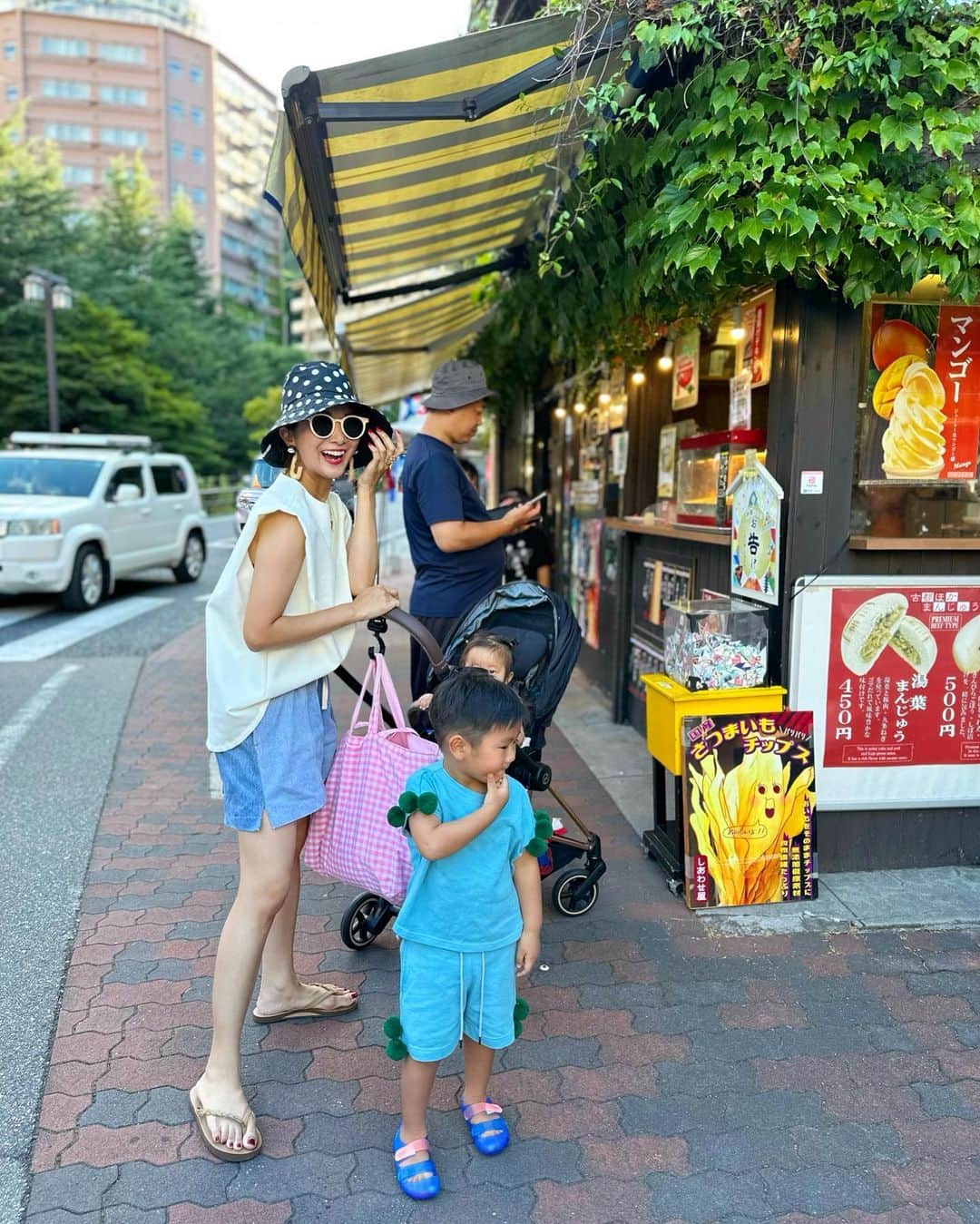 Mai Wakimizuのインスタグラム：「娘のお熱でお盆の予定を全部キャンセルしてたけど、驚異的な早さで回復してくれたので有馬泊まりに行こ！と今朝決めた♡プールではばばりんfamilyに会えたおかげで息子のテンション100倍増し！(3枚目)大好きなスライダーも永遠リピート♡夜はhotelのレストランが満席だったので外へ繰り出し、食べ歩きしながら土山人にてお蕎麦dinner♡お盆中は食べまくる！と決めてるのでお腹はち切れるまで食べました♡hotel戻って温泉にゲーセンにとことん遊んで、ベット入ったら皆一瞬で寝ちゃったよね♡笑 明日も朝からプール行こ＼(^o^)／ #有馬温泉#有馬#お盆休み」