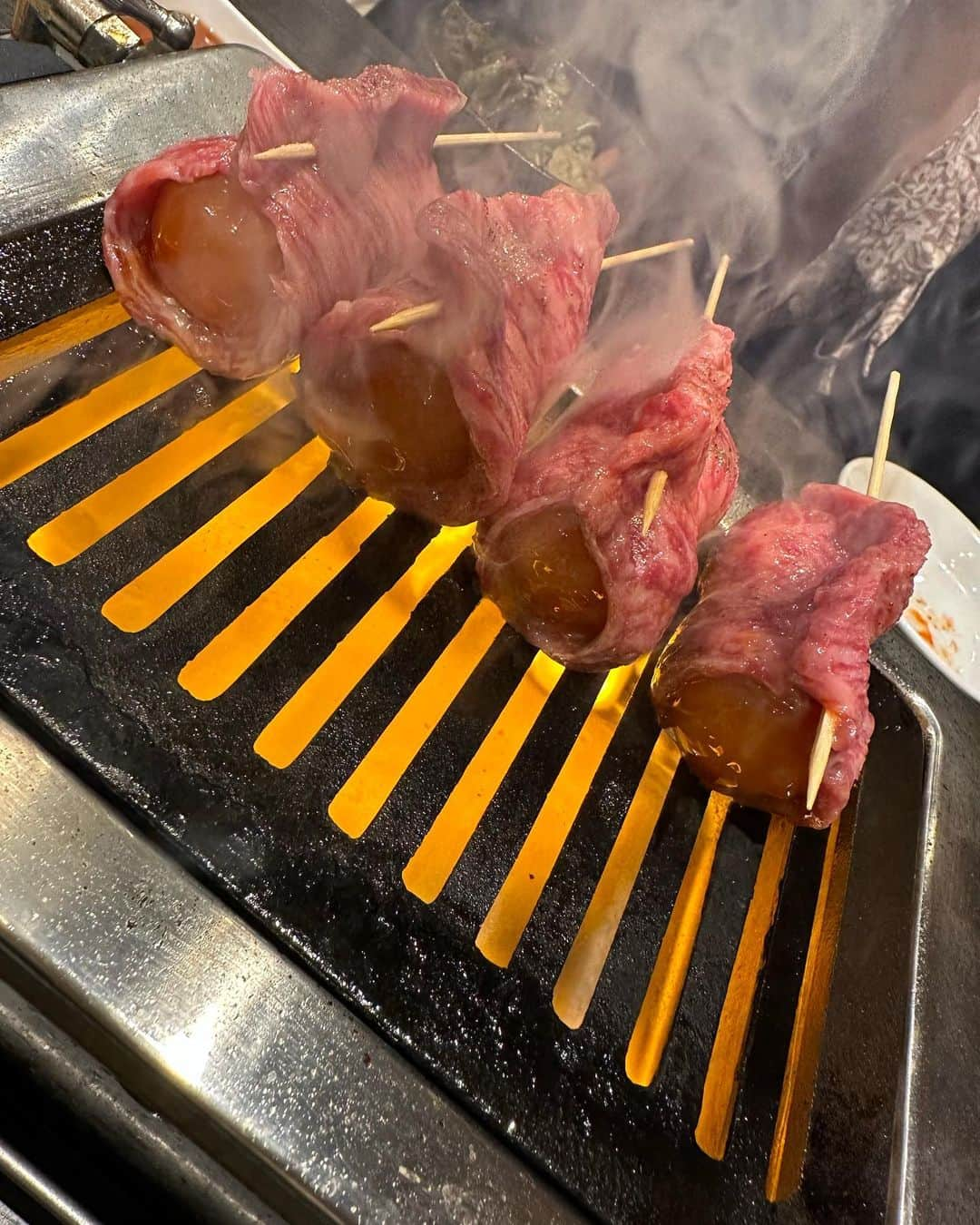 夕美しおんさんのインスタグラム写真 - (夕美しおんInstagram)「今日は、北千住にあるごぉ(@yakiniku_go_kitasenju )さんにお邪魔しました> ·̫ <  キムチ ナムル盛り合わせ シェフの気まぐれサラダ ちょうちんロース 厚切り３点盛り すき焼きカルビ ホルモン盛り ごぉ気合の〆物  を頂いたよ🩷  ちょうちんロースがとってもとっても美味しかったー߹ - ߹  たまごもご飯も入ってるんだよー> ·̫ <  どのお肉も美味しくてサイコーだった〜！  北千住もなかなか行かない場所だから、楽しかったー！  またお出かけついでに行きたいなぁ〜  PR @yakiniku_go_kitasenju  #北千住ディナー #足立区グルメ #北千住ランチ #北千住焼肉 #焼肉ランチ #焼肉ごぉ北千住店 #北千住グルメ」8月12日 21時42分 - shion_yumi_