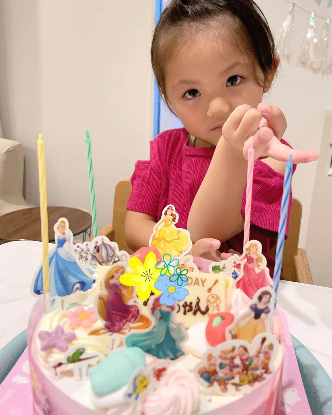 杉岡沙絵子さんのインスタグラム写真 - (杉岡沙絵子Instagram)「🎂💕 　 　 ケーキはあんまり好きじゃない系女子なので 毎年ケーキは悩むところ。笑 　 　 今年は少し早めのパーティーでは ドーナツが大好き娘なのでドーナツケーキ🍩に！ 　 （ミスドのドーナツを重ねて 手作りケーキトッパーで飾り付け🤣） 　 大喜びして食べてくれて一安心☺️ 　 　 そして、当日はこちらも大好き31のアイスケーキ🍰 去年は一口も食べなかったですが 今年はちゃんと食べてくれて 成長を感じました！！！笑 　 　 ・ ・ #happybirthday #誕生日ケーキ #ドーナツケーキ#アナ雪ケーキ #アイスケーキ#31アイスケーキ」8月12日 21時43分 - saeko_sugioka