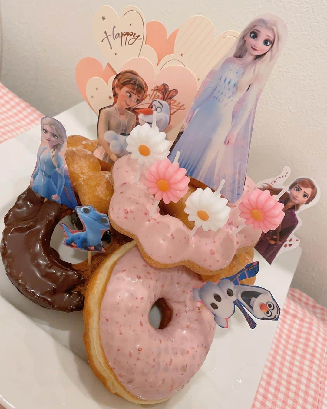 のインスタグラム：「🎂💕 　 　 ケーキはあんまり好きじゃない系女子なので 毎年ケーキは悩むところ。笑 　 　 今年は少し早めのパーティーでは ドーナツが大好き娘なのでドーナツケーキ🍩に！ 　 （ミスドのドーナツを重ねて 手作りケーキトッパーで飾り付け🤣） 　 大喜びして食べてくれて一安心☺️ 　 　 そして、当日はこちらも大好き31のアイスケーキ🍰 去年は一口も食べなかったですが 今年はちゃんと食べてくれて 成長を感じました！！！笑 　 　 ・ ・ #happybirthday #誕生日ケーキ #ドーナツケーキ#アナ雪ケーキ #アイスケーキ#31アイスケーキ」