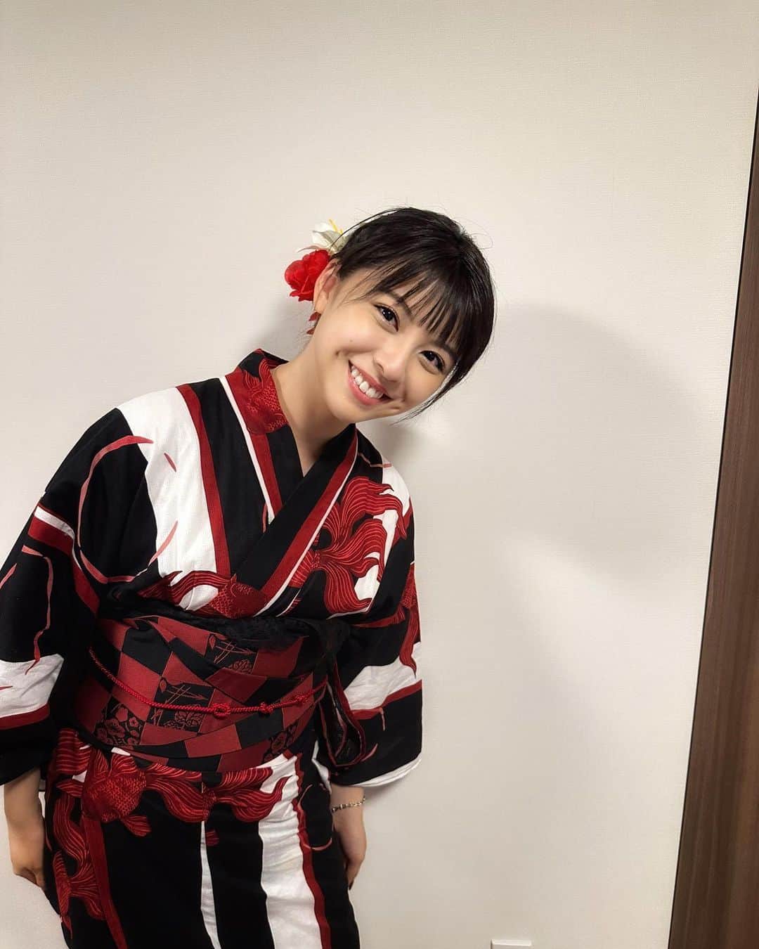 のインスタグラム：「お家で浴衣👘 この前の投稿がめちゃくちゃ加工してるやつだから 加工反対のマミーに加工やめなって軽く怒られたので 加工なしでまたやっていきます🖐️笑  撮った写真全部載せる笑  みんなは夏らしいことした？？  #photography #photo #photographer #photooftheday #japan #instagood #followme #styleinspo #fashionista #makeup #좋아요 #패션 #뷰티 #맞팔 #拍照 #拍攝 #自撮り #flowers #ポートレート #portrait #fashion #ootd #田中美麗　　　　　 #浴衣 #浴衣ヘアアレンジ #yukata」