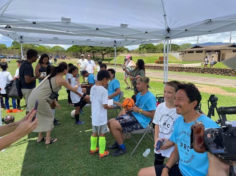 橋本英郎さんのインスタグラム写真 - (橋本英郎Instagram)「#ハワイ でのPacific Rim  Cupの #サッカー教室 に参加してきました！  現地 #アメリカ人 を中心に、300人を超える幼稚園児から12歳までの子ども達に色々なセッションを交え教えていく教室でした。  自分は #英語 がダメやったんで、コミニケーションには相当苦労したけど、子ども達は俺がわかっていない事も無視してどんどん話かけてくれて嬉しかったです。笑  ただ、それに答えられる言葉が簡単な単語だけだったので、コミニケーション能力として言葉の大切さを実感しました。  総じて、一緒にボールを蹴ったり、デモンストレーションをすると理解してもらえたりする事は #サッカー は共通言語と言われる所以だと改めて思えました。  今回、山田卓也さん、海掘あゆみさん、現地ハワイで初めてのメジャーリーグプロサッカー選手になったケンジさんに助けられながら楽しくサッカー出来ました。  心残りは、ハワイを満喫しきれなかった事。  山登りだけは出来たんで、次回行った時は、もう少ししっかり海に入ってみたいなぁって思います。  運営スタッフの皆様、コーチ陣3人と本当にありがとうございました！！  #サッカー少年  #サッカー女子  #サッカー部  #サッカー観戦  #サッカースクール  #サッカートレーニング  #サッカーキッズ  #サッカー小僧  #サッカー日本代表  #サッカーボール  #サッカー選手 #サッカー好きな人と繋がりたい」8月12日 21時51分 - hideohashimoto