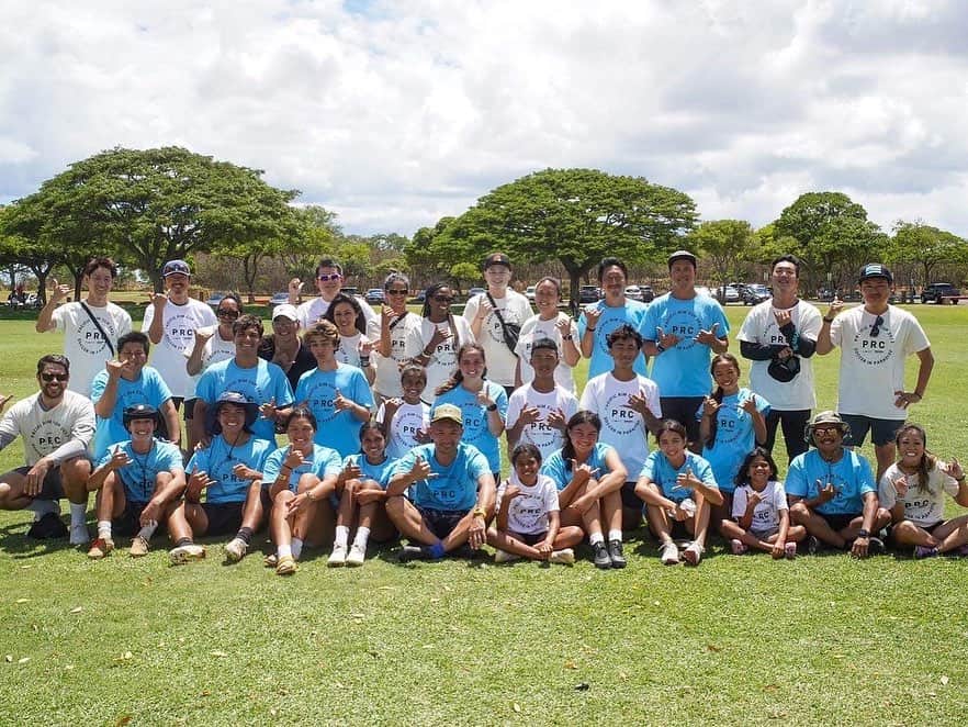 橋本英郎さんのインスタグラム写真 - (橋本英郎Instagram)「#ハワイ でのPacific Rim  Cupの #サッカー教室 に参加してきました！  現地 #アメリカ人 を中心に、300人を超える幼稚園児から12歳までの子ども達に色々なセッションを交え教えていく教室でした。  自分は #英語 がダメやったんで、コミニケーションには相当苦労したけど、子ども達は俺がわかっていない事も無視してどんどん話かけてくれて嬉しかったです。笑  ただ、それに答えられる言葉が簡単な単語だけだったので、コミニケーション能力として言葉の大切さを実感しました。  総じて、一緒にボールを蹴ったり、デモンストレーションをすると理解してもらえたりする事は #サッカー は共通言語と言われる所以だと改めて思えました。  今回、山田卓也さん、海掘あゆみさん、現地ハワイで初めてのメジャーリーグプロサッカー選手になったケンジさんに助けられながら楽しくサッカー出来ました。  心残りは、ハワイを満喫しきれなかった事。  山登りだけは出来たんで、次回行った時は、もう少ししっかり海に入ってみたいなぁって思います。  運営スタッフの皆様、コーチ陣3人と本当にありがとうございました！！  #サッカー少年  #サッカー女子  #サッカー部  #サッカー観戦  #サッカースクール  #サッカートレーニング  #サッカーキッズ  #サッカー小僧  #サッカー日本代表  #サッカーボール  #サッカー選手 #サッカー好きな人と繋がりたい」8月12日 21時51分 - hideohashimoto