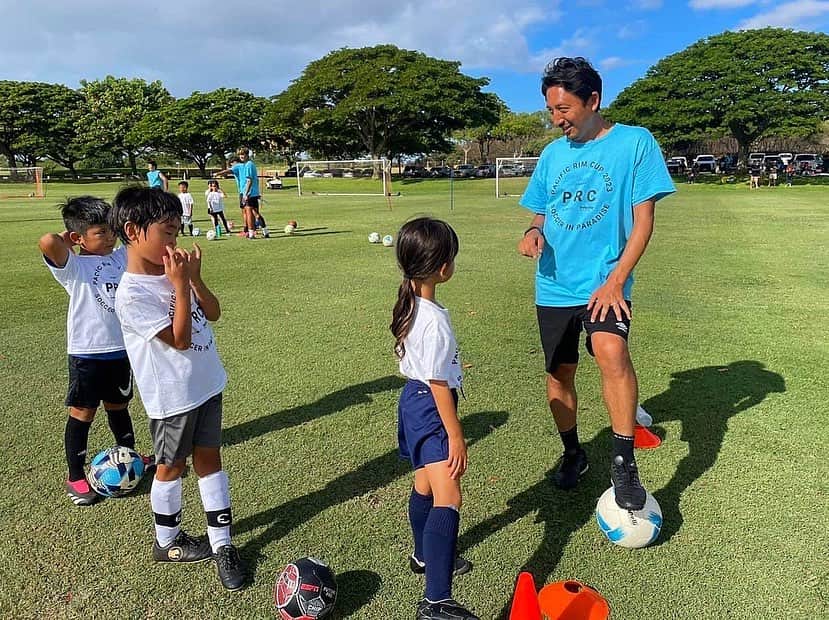 橋本英郎のインスタグラム：「#ハワイ でのPacific Rim  Cupの #サッカー教室 に参加してきました！  現地 #アメリカ人 を中心に、300人を超える幼稚園児から12歳までの子ども達に色々なセッションを交え教えていく教室でした。  自分は #英語 がダメやったんで、コミニケーションには相当苦労したけど、子ども達は俺がわかっていない事も無視してどんどん話かけてくれて嬉しかったです。笑  ただ、それに答えられる言葉が簡単な単語だけだったので、コミニケーション能力として言葉の大切さを実感しました。  総じて、一緒にボールを蹴ったり、デモンストレーションをすると理解してもらえたりする事は #サッカー は共通言語と言われる所以だと改めて思えました。  今回、山田卓也さん、海掘あゆみさん、現地ハワイで初めてのメジャーリーグプロサッカー選手になったケンジさんに助けられながら楽しくサッカー出来ました。  心残りは、ハワイを満喫しきれなかった事。  山登りだけは出来たんで、次回行った時は、もう少ししっかり海に入ってみたいなぁって思います。  運営スタッフの皆様、コーチ陣3人と本当にありがとうございました！！  #サッカー少年  #サッカー女子  #サッカー部  #サッカー観戦  #サッカースクール  #サッカートレーニング  #サッカーキッズ  #サッカー小僧  #サッカー日本代表  #サッカーボール  #サッカー選手 #サッカー好きな人と繋がりたい」