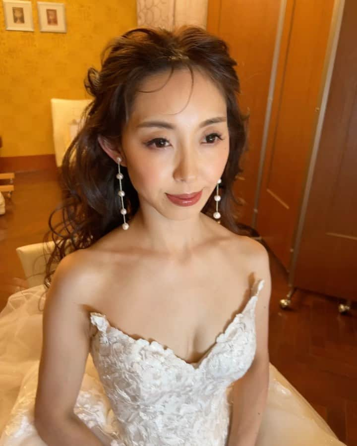 服部由紀子のインスタグラム：「前髪の2、3本がポイントなの。 この拘りがそれぞれに似合う個性を見つけたポイント。  トレンドなダウンに、細かいニュアンスを足して大切にしていきたくて。  その人にしか無い 可愛い"をどれだけ見つけられるか。  主役にしかできない細かいカールダウンが、  バレリーナであるharukaさんの線のある身体にマッチして 妖精のようでした。  目元にはブラウンパープルを合わせて チークは薄めにピンクを合わせて大人フェアリー。  ダウンヘアに合わせたのは、 パールの縦に繋がるイヤリング。  可愛い♡  何年も前からずっとヘアメイクは私にやって欲しいとこの日を夢見てくれていたharukaさん。  艶をまとったメイクが本当に綺麗でした！  @ceu.tokyo  東京 03-6712-6422  @ceu_wedding 名古屋 052-746-9009  #プレ花嫁#東京花嫁#横浜花嫁#前撮り#結婚#大阪花嫁#ホテルウェディング#服部由紀子#キッズモデル募集 #ヘアメイク#白無垢ヘア#パレス花嫁#パレスホテル東京#ウェディングブーケ#情熱大陸#ウェディングブーケ#ブーケ#東京前撮り#名古屋花嫁#丸の内前撮り#パレスホテル東京ウエディング#ブーケ#パレス花嫁  #前撮りヘア」