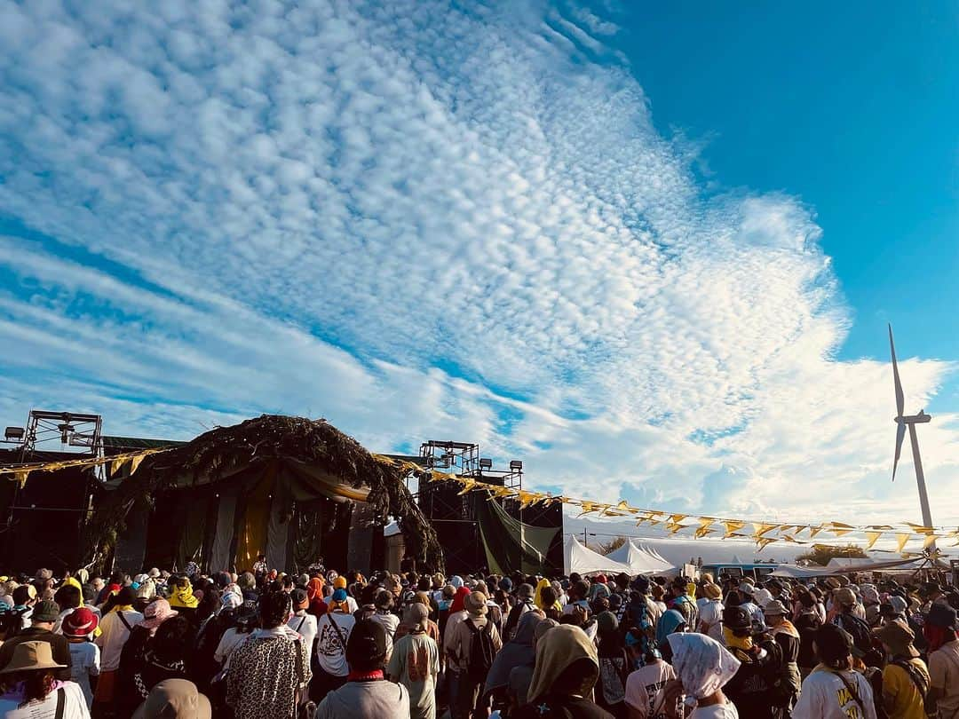 奥田民生のインスタグラム：「地球三兄弟での初フェス🌅 「RISING SUN ROCK FESTIVAL 2023 in EZO」ありがとうございました～🎵✨ #RSR2023 #地球三兄弟」