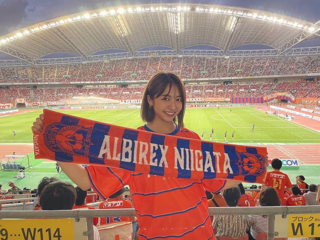 浜崎香帆のインスタグラム：「-----  今日はデンカビッグスワンスタジアムカナールステージ「ミヨッテ」に出演させて頂き、米フェストークをしてきました🎤  そして、初のアルビレックス新潟試合観戦⚽️🔥 熱い試合と熱い応援に高揚感高まりまくり！！！ 余韻が抜ける気しない。  これからも応援します💪⚽️  ユニフォーム着るとよりテンション上がるよねえ😎  #新潟 #米フェス  #アルビレックス  #アルビレックス新潟  #スポーツ  #スポーツ観戦」