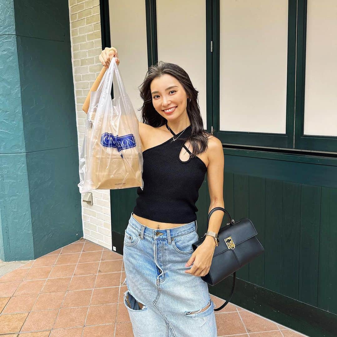 KANAMIのインスタグラム：「・ MTG終わりにシナボン買った日🤭🩵 クリームチーズフロスティング追加できるの知らなくて、追加すれば良かったと後悔🥲。 みんな知ってた？🤔  #よく見ると2枚目 #靴ほどけてますぅ」