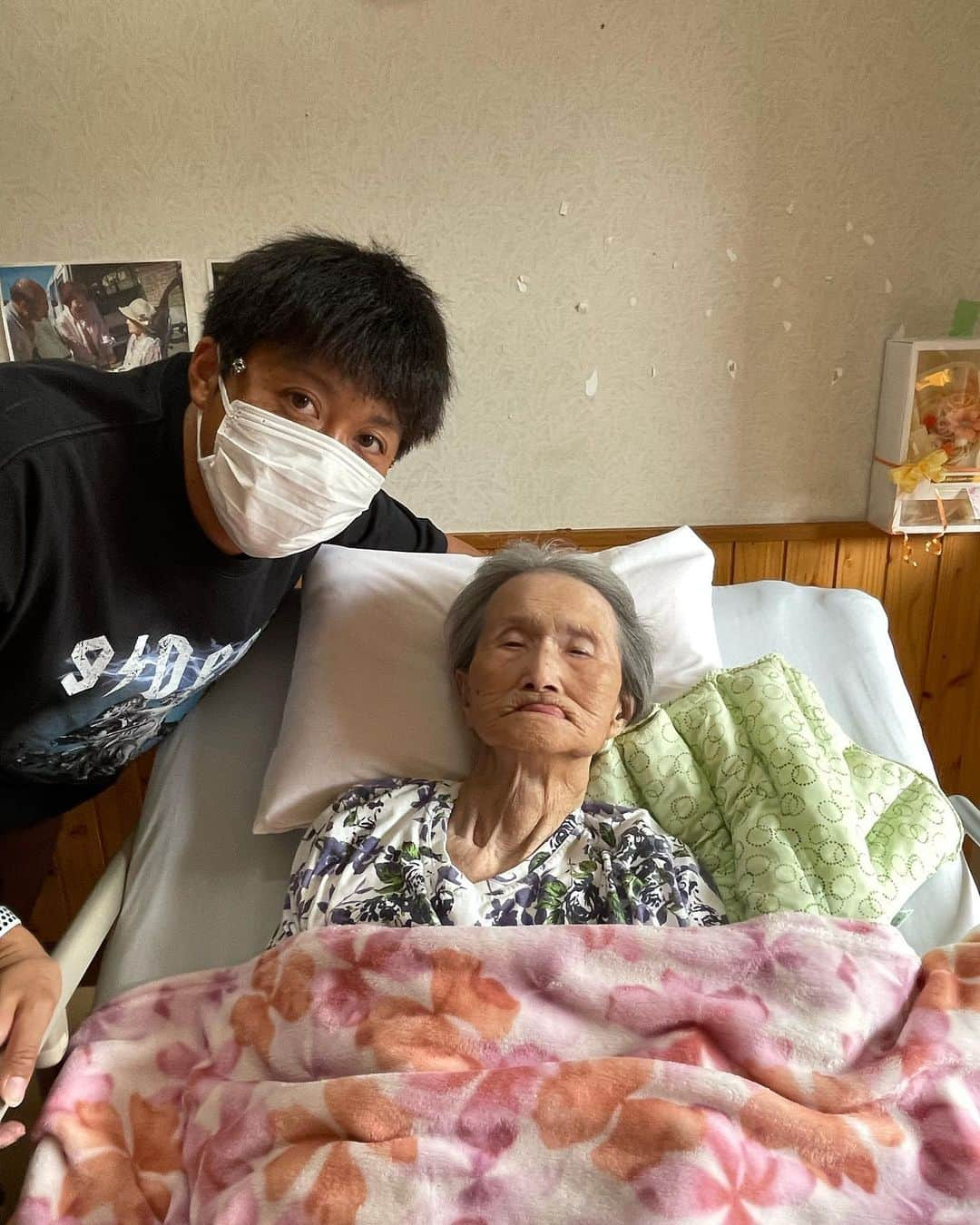 横山雄哉のインスタグラム：「.  久しぶりに会う女。 大切な祖母👵  ずっと応援してもらってた分、 僕にできる事は会いに行って 少しでもパワーを送る事。  でもいつも逆で、 僕がパワーを貰ってしまう。  how long are you doing いつまでもお元気で。。。」