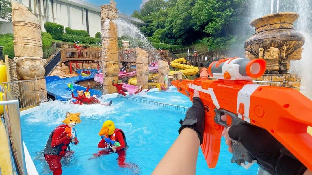 Kamiwaza Trickshotsさんのインスタグラム写真 - (Kamiwaza TrickshotsInstagram)「Nerf War | Water Park & SPA Battle 24🔫 ナーフ戦争 | 日本モンキーパーク モンプル編🔥公開  今回の舞台は愛知県にある遊園地【日本モンキーパーク】内のプール施設「モンプル」‼︎‼︎ いろんな種類のスライダーやウォータージャングルなどを駆使した激しいナーフの戦いが繰り広げられております😎🔥  @monpa_official  お忙しいなか撮影に全面協力して頂き本当にありがとうございました🙏  @kamiwaza.tomo @nari_kamiwaza @hidetorian  #nerf #nerfwar #nerfgun  #youtube #monkeypark #monpool #日本モンキーパーク #水の楽園モンプル」8月12日 22時00分 - kamiwazatrickshots