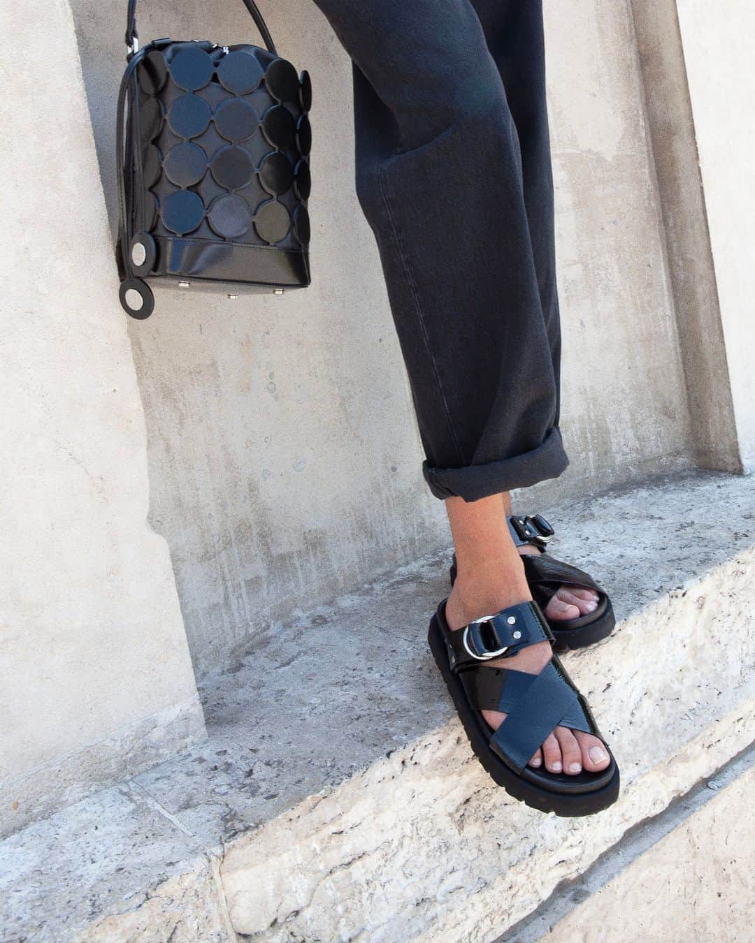 ピエール アルディのインスタグラム：「The Cross Rider sandals and the Bulles Bucket bag.  #PierreHardy #PierreHardyFW23」