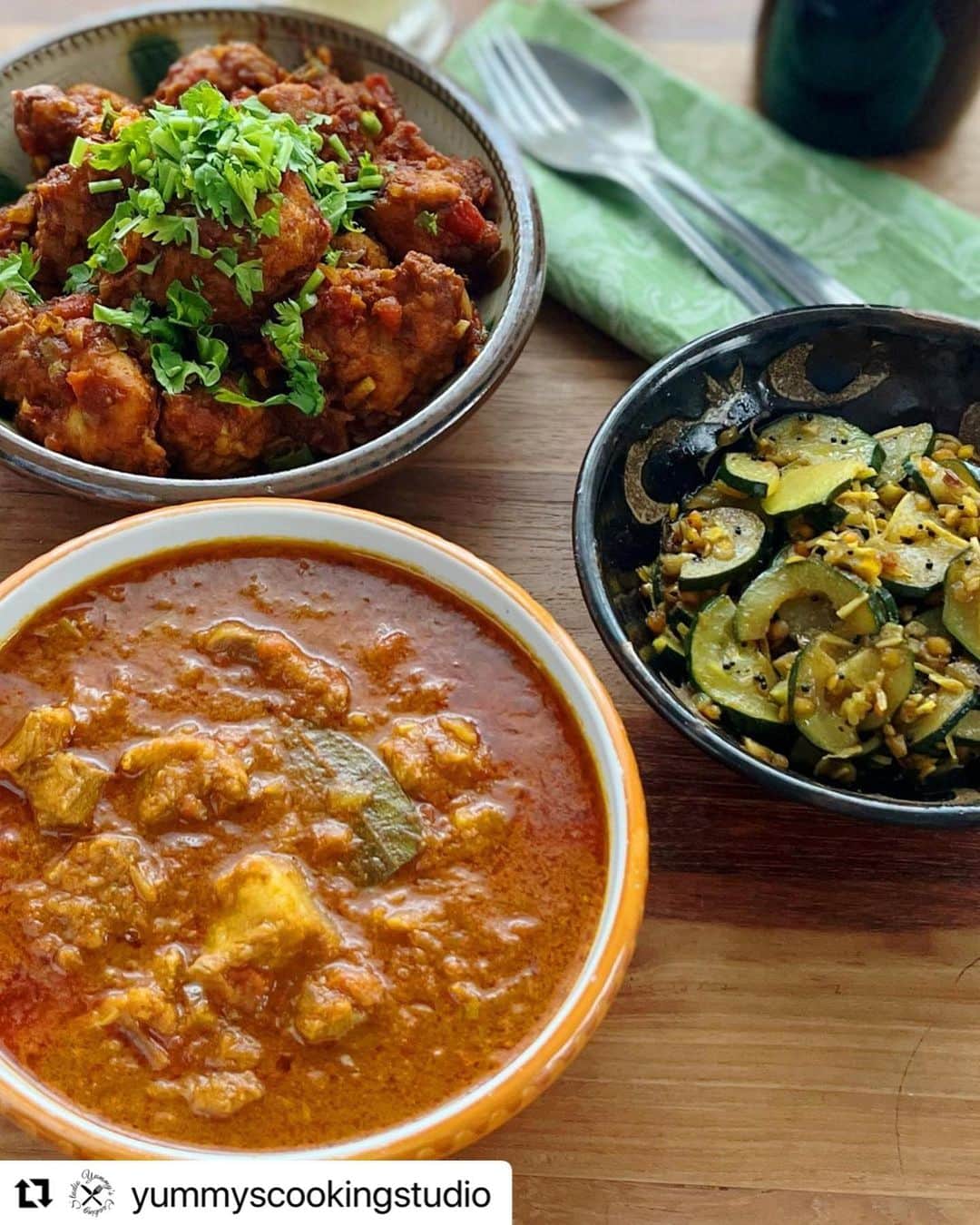 ヤミーさんのインスタグラム写真 - (ヤミーInstagram)「7月のヤミーズクッキングスタジオは“カレー粉作りとインド料理”レッスンでした。 最近人気のポークビンダルーを作りました。  オリジナルカレー粉を作って、カレー粉で作れる本格インド料理の数々をレッスン。 オンラインと支部ではまだ受講可能です！  #Repost @yummyscookingstudio with @use.repost ・・・ 7月のヤミーズクッキングスタジオは“カレー粉作りとインド料理”でした！  毎年7月恒例、各自オリジナルカレー粉を作ってお持ち帰りいただくお土産付きレッスンです。  料理はここ数年人気のビネガーカレー“ポークビンダルー”を中心に、こちらも人気のピリ辛ソースで和えたフライドチキン“チキン65”、そして南インドの野菜のおかず“ポリヤル”を作りました。  デザートがわりに初海外旅行想い出の“マンゴーラッシー”。 地平線に夕陽が沈むのを眺めながら、西インドのホテルの庭で飲んだのでした。 (ハタチの頃のことで場所がイマイチわからないのだけど)  〈レッスンメニュー〉 ・手作りカレー粉　 ※オンライン受講の方にはスパイスセットを送りします ・野菜のスパイス炒め「ズッキーニのポリヤル」 ・スパイシーフライドチキン「チキン65」 ・ゴアのビネガーカレー「ポークビンダルー」 ・ヨーグルトドリンクマンゴー入り「ラッシー」  *  ヤミーの対面クラスレッスンは終了してますが、オンラインクラス🎦と各支部の教室で受講可能です！  中野教室→ @ycsnakano.maro.9889  川崎教室→ @mii_Kitchen_mami  ※開催日は直接先生にお問い合わせください  料理教室の詳細は @yummyscookingstudio ←プロフィールのリンクからHPをみてくださいね。 ご質問などお気軽にDMからどうぞ！  #ヤミーズクッキングスタジオ  #yummyscookingstudio  #2023年レッスンメニュー  #料理研究家ヤミー @ym_3stepcooking  #ヤミーレシピ #料理教室 #おうちで世界ごはん #おうちで世界一周 #インド料理 #南インド料理 #スパイスカレー #インドカレー #カレーレシピ #ポークビンダルー #チキン65 #ポリヤル #ラッシー #簡単本格レシピ  #kaldi #kaldi食材 #カルディ #kaldiワイン #カレーに合うワイン」8月12日 22時00分 - ym_3stepcooking