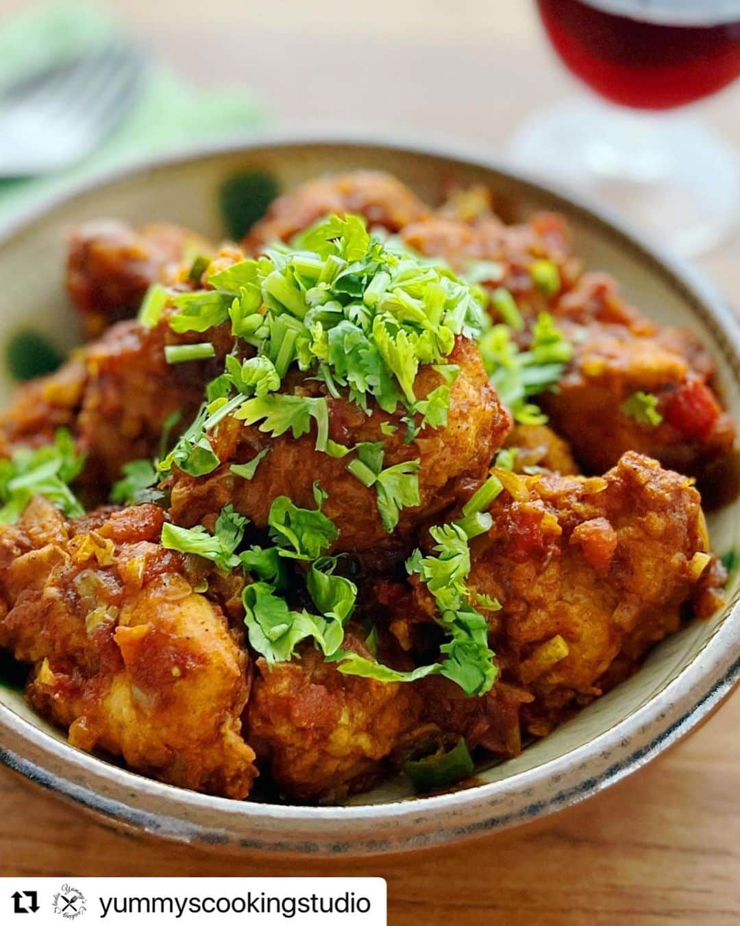 ヤミーさんのインスタグラム写真 - (ヤミーInstagram)「7月のヤミーズクッキングスタジオは“カレー粉作りとインド料理”レッスンでした。 最近人気のポークビンダルーを作りました。  オリジナルカレー粉を作って、カレー粉で作れる本格インド料理の数々をレッスン。 オンラインと支部ではまだ受講可能です！  #Repost @yummyscookingstudio with @use.repost ・・・ 7月のヤミーズクッキングスタジオは“カレー粉作りとインド料理”でした！  毎年7月恒例、各自オリジナルカレー粉を作ってお持ち帰りいただくお土産付きレッスンです。  料理はここ数年人気のビネガーカレー“ポークビンダルー”を中心に、こちらも人気のピリ辛ソースで和えたフライドチキン“チキン65”、そして南インドの野菜のおかず“ポリヤル”を作りました。  デザートがわりに初海外旅行想い出の“マンゴーラッシー”。 地平線に夕陽が沈むのを眺めながら、西インドのホテルの庭で飲んだのでした。 (ハタチの頃のことで場所がイマイチわからないのだけど)  〈レッスンメニュー〉 ・手作りカレー粉　 ※オンライン受講の方にはスパイスセットを送りします ・野菜のスパイス炒め「ズッキーニのポリヤル」 ・スパイシーフライドチキン「チキン65」 ・ゴアのビネガーカレー「ポークビンダルー」 ・ヨーグルトドリンクマンゴー入り「ラッシー」  *  ヤミーの対面クラスレッスンは終了してますが、オンラインクラス🎦と各支部の教室で受講可能です！  中野教室→ @ycsnakano.maro.9889  川崎教室→ @mii_Kitchen_mami  ※開催日は直接先生にお問い合わせください  料理教室の詳細は @yummyscookingstudio ←プロフィールのリンクからHPをみてくださいね。 ご質問などお気軽にDMからどうぞ！  #ヤミーズクッキングスタジオ  #yummyscookingstudio  #2023年レッスンメニュー  #料理研究家ヤミー @ym_3stepcooking  #ヤミーレシピ #料理教室 #おうちで世界ごはん #おうちで世界一周 #インド料理 #南インド料理 #スパイスカレー #インドカレー #カレーレシピ #ポークビンダルー #チキン65 #ポリヤル #ラッシー #簡単本格レシピ  #kaldi #kaldi食材 #カルディ #kaldiワイン #カレーに合うワイン」8月12日 22時00分 - ym_3stepcooking
