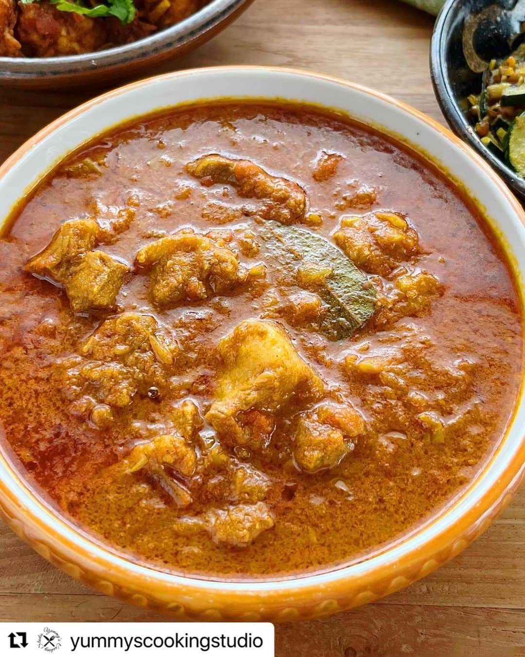 ヤミーさんのインスタグラム写真 - (ヤミーInstagram)「7月のヤミーズクッキングスタジオは“カレー粉作りとインド料理”レッスンでした。 最近人気のポークビンダルーを作りました。  オリジナルカレー粉を作って、カレー粉で作れる本格インド料理の数々をレッスン。 オンラインと支部ではまだ受講可能です！  #Repost @yummyscookingstudio with @use.repost ・・・ 7月のヤミーズクッキングスタジオは“カレー粉作りとインド料理”でした！  毎年7月恒例、各自オリジナルカレー粉を作ってお持ち帰りいただくお土産付きレッスンです。  料理はここ数年人気のビネガーカレー“ポークビンダルー”を中心に、こちらも人気のピリ辛ソースで和えたフライドチキン“チキン65”、そして南インドの野菜のおかず“ポリヤル”を作りました。  デザートがわりに初海外旅行想い出の“マンゴーラッシー”。 地平線に夕陽が沈むのを眺めながら、西インドのホテルの庭で飲んだのでした。 (ハタチの頃のことで場所がイマイチわからないのだけど)  〈レッスンメニュー〉 ・手作りカレー粉　 ※オンライン受講の方にはスパイスセットを送りします ・野菜のスパイス炒め「ズッキーニのポリヤル」 ・スパイシーフライドチキン「チキン65」 ・ゴアのビネガーカレー「ポークビンダルー」 ・ヨーグルトドリンクマンゴー入り「ラッシー」  *  ヤミーの対面クラスレッスンは終了してますが、オンラインクラス🎦と各支部の教室で受講可能です！  中野教室→ @ycsnakano.maro.9889  川崎教室→ @mii_Kitchen_mami  ※開催日は直接先生にお問い合わせください  料理教室の詳細は @yummyscookingstudio ←プロフィールのリンクからHPをみてくださいね。 ご質問などお気軽にDMからどうぞ！  #ヤミーズクッキングスタジオ  #yummyscookingstudio  #2023年レッスンメニュー  #料理研究家ヤミー @ym_3stepcooking  #ヤミーレシピ #料理教室 #おうちで世界ごはん #おうちで世界一周 #インド料理 #南インド料理 #スパイスカレー #インドカレー #カレーレシピ #ポークビンダルー #チキン65 #ポリヤル #ラッシー #簡単本格レシピ  #kaldi #kaldi食材 #カルディ #kaldiワイン #カレーに合うワイン」8月12日 22時00分 - ym_3stepcooking