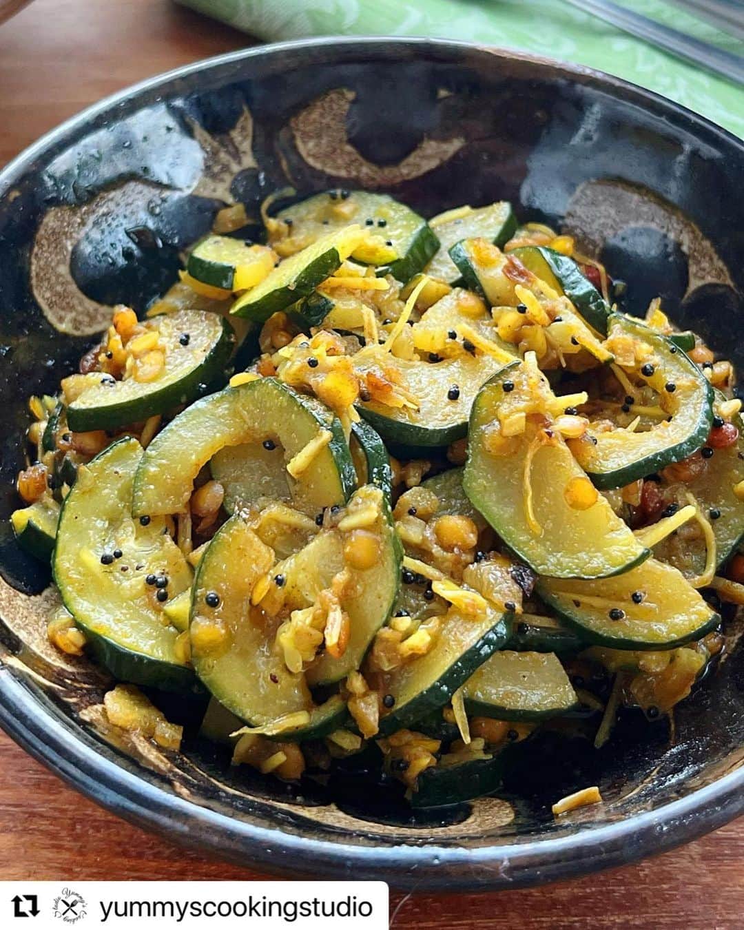 ヤミーさんのインスタグラム写真 - (ヤミーInstagram)「7月のヤミーズクッキングスタジオは“カレー粉作りとインド料理”レッスンでした。 最近人気のポークビンダルーを作りました。  オリジナルカレー粉を作って、カレー粉で作れる本格インド料理の数々をレッスン。 オンラインと支部ではまだ受講可能です！  #Repost @yummyscookingstudio with @use.repost ・・・ 7月のヤミーズクッキングスタジオは“カレー粉作りとインド料理”でした！  毎年7月恒例、各自オリジナルカレー粉を作ってお持ち帰りいただくお土産付きレッスンです。  料理はここ数年人気のビネガーカレー“ポークビンダルー”を中心に、こちらも人気のピリ辛ソースで和えたフライドチキン“チキン65”、そして南インドの野菜のおかず“ポリヤル”を作りました。  デザートがわりに初海外旅行想い出の“マンゴーラッシー”。 地平線に夕陽が沈むのを眺めながら、西インドのホテルの庭で飲んだのでした。 (ハタチの頃のことで場所がイマイチわからないのだけど)  〈レッスンメニュー〉 ・手作りカレー粉　 ※オンライン受講の方にはスパイスセットを送りします ・野菜のスパイス炒め「ズッキーニのポリヤル」 ・スパイシーフライドチキン「チキン65」 ・ゴアのビネガーカレー「ポークビンダルー」 ・ヨーグルトドリンクマンゴー入り「ラッシー」  *  ヤミーの対面クラスレッスンは終了してますが、オンラインクラス🎦と各支部の教室で受講可能です！  中野教室→ @ycsnakano.maro.9889  川崎教室→ @mii_Kitchen_mami  ※開催日は直接先生にお問い合わせください  料理教室の詳細は @yummyscookingstudio ←プロフィールのリンクからHPをみてくださいね。 ご質問などお気軽にDMからどうぞ！  #ヤミーズクッキングスタジオ  #yummyscookingstudio  #2023年レッスンメニュー  #料理研究家ヤミー @ym_3stepcooking  #ヤミーレシピ #料理教室 #おうちで世界ごはん #おうちで世界一周 #インド料理 #南インド料理 #スパイスカレー #インドカレー #カレーレシピ #ポークビンダルー #チキン65 #ポリヤル #ラッシー #簡単本格レシピ  #kaldi #kaldi食材 #カルディ #kaldiワイン #カレーに合うワイン」8月12日 22時00分 - ym_3stepcooking