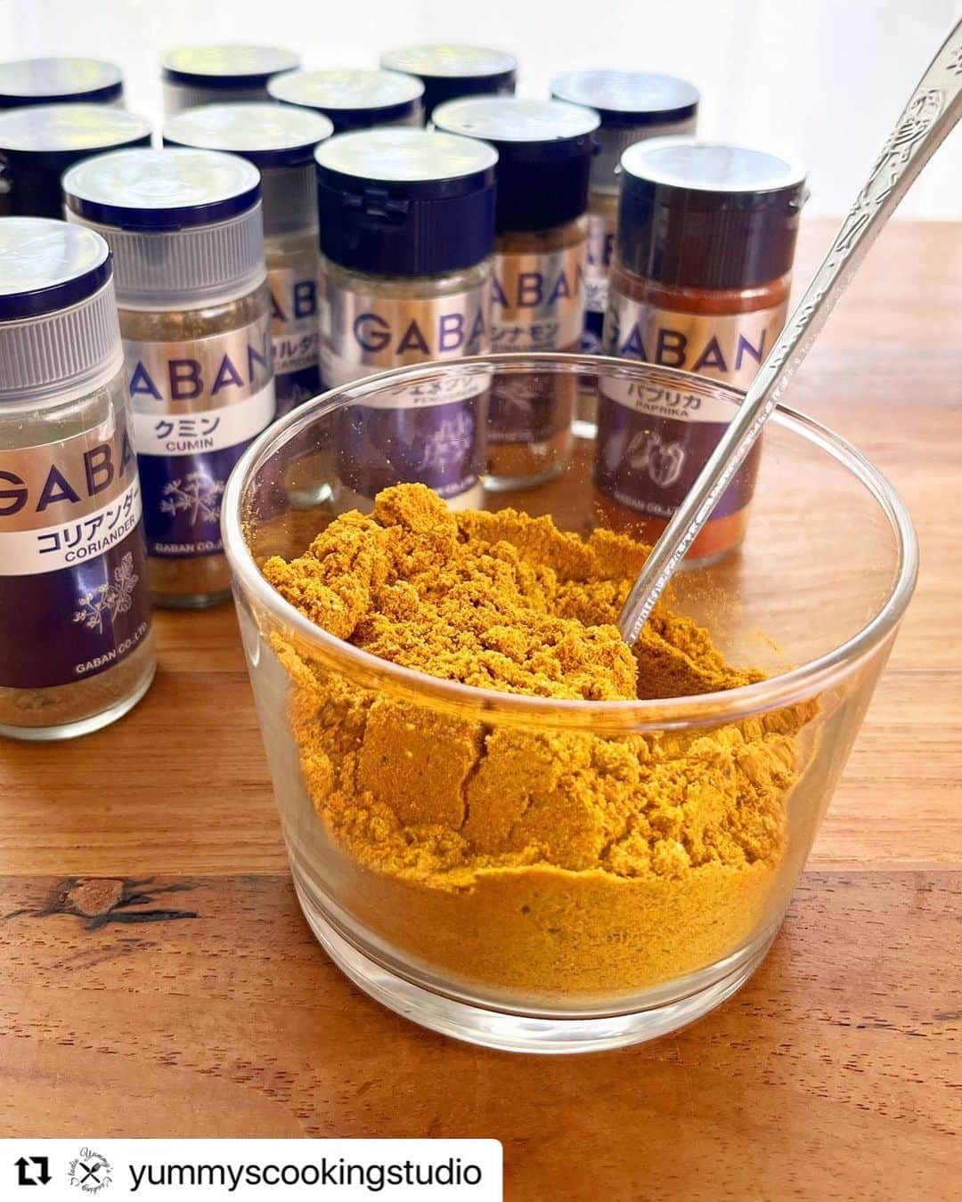 ヤミーさんのインスタグラム写真 - (ヤミーInstagram)「7月のヤミーズクッキングスタジオは“カレー粉作りとインド料理”レッスンでした。 最近人気のポークビンダルーを作りました。  オリジナルカレー粉を作って、カレー粉で作れる本格インド料理の数々をレッスン。 オンラインと支部ではまだ受講可能です！  #Repost @yummyscookingstudio with @use.repost ・・・ 7月のヤミーズクッキングスタジオは“カレー粉作りとインド料理”でした！  毎年7月恒例、各自オリジナルカレー粉を作ってお持ち帰りいただくお土産付きレッスンです。  料理はここ数年人気のビネガーカレー“ポークビンダルー”を中心に、こちらも人気のピリ辛ソースで和えたフライドチキン“チキン65”、そして南インドの野菜のおかず“ポリヤル”を作りました。  デザートがわりに初海外旅行想い出の“マンゴーラッシー”。 地平線に夕陽が沈むのを眺めながら、西インドのホテルの庭で飲んだのでした。 (ハタチの頃のことで場所がイマイチわからないのだけど)  〈レッスンメニュー〉 ・手作りカレー粉　 ※オンライン受講の方にはスパイスセットを送りします ・野菜のスパイス炒め「ズッキーニのポリヤル」 ・スパイシーフライドチキン「チキン65」 ・ゴアのビネガーカレー「ポークビンダルー」 ・ヨーグルトドリンクマンゴー入り「ラッシー」  *  ヤミーの対面クラスレッスンは終了してますが、オンラインクラス🎦と各支部の教室で受講可能です！  中野教室→ @ycsnakano.maro.9889  川崎教室→ @mii_Kitchen_mami  ※開催日は直接先生にお問い合わせください  料理教室の詳細は @yummyscookingstudio ←プロフィールのリンクからHPをみてくださいね。 ご質問などお気軽にDMからどうぞ！  #ヤミーズクッキングスタジオ  #yummyscookingstudio  #2023年レッスンメニュー  #料理研究家ヤミー @ym_3stepcooking  #ヤミーレシピ #料理教室 #おうちで世界ごはん #おうちで世界一周 #インド料理 #南インド料理 #スパイスカレー #インドカレー #カレーレシピ #ポークビンダルー #チキン65 #ポリヤル #ラッシー #簡単本格レシピ  #kaldi #kaldi食材 #カルディ #kaldiワイン #カレーに合うワイン」8月12日 22時00分 - ym_3stepcooking