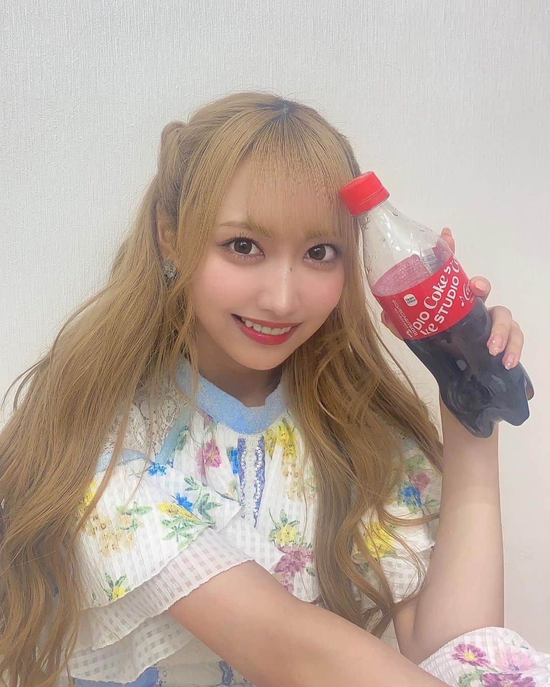 野村実代のインスタグラム：「乾杯🥰🥤💞 ⁡ ⁡ #サマステ2023 と #ウタバFES ありがとうございました🙌🏻 昼も夜もみんなと一緒に夏を感じられて ほんとに幸せいっぱいだった〜！ ⁡ ⁡ ふわふわねじりハーフツイン ⁡ ストレートにカチューシャ ⁡ みんなはどっちが好きなのだろうか💭🎀 ⁡ ⁡ ⁡ #SKE48#idol#夏フェス#カチューシャ#ハイトーンカラー#ストレート#ヘアアレンジ#ハーフツイン」