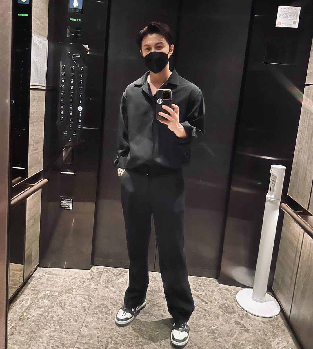 のインスタグラム：「充實的八月 在生活與工作中取得平衡 我們下週見🖤」