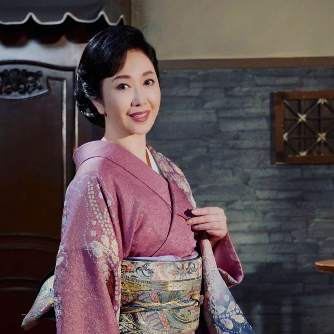 伍代夏子のインスタグラム：「今日は「演歌の花道」の収録でした📺 辻が花の着物は最近のマイブーム💕 放送は9月の予定です🗓️ 皆サマ、是非見てちょ💋 #bsテレ東 #演歌の花道  #辻が花の着物 #落ち着いたピンクで  #原点回帰 #あの頃は貸衣装」