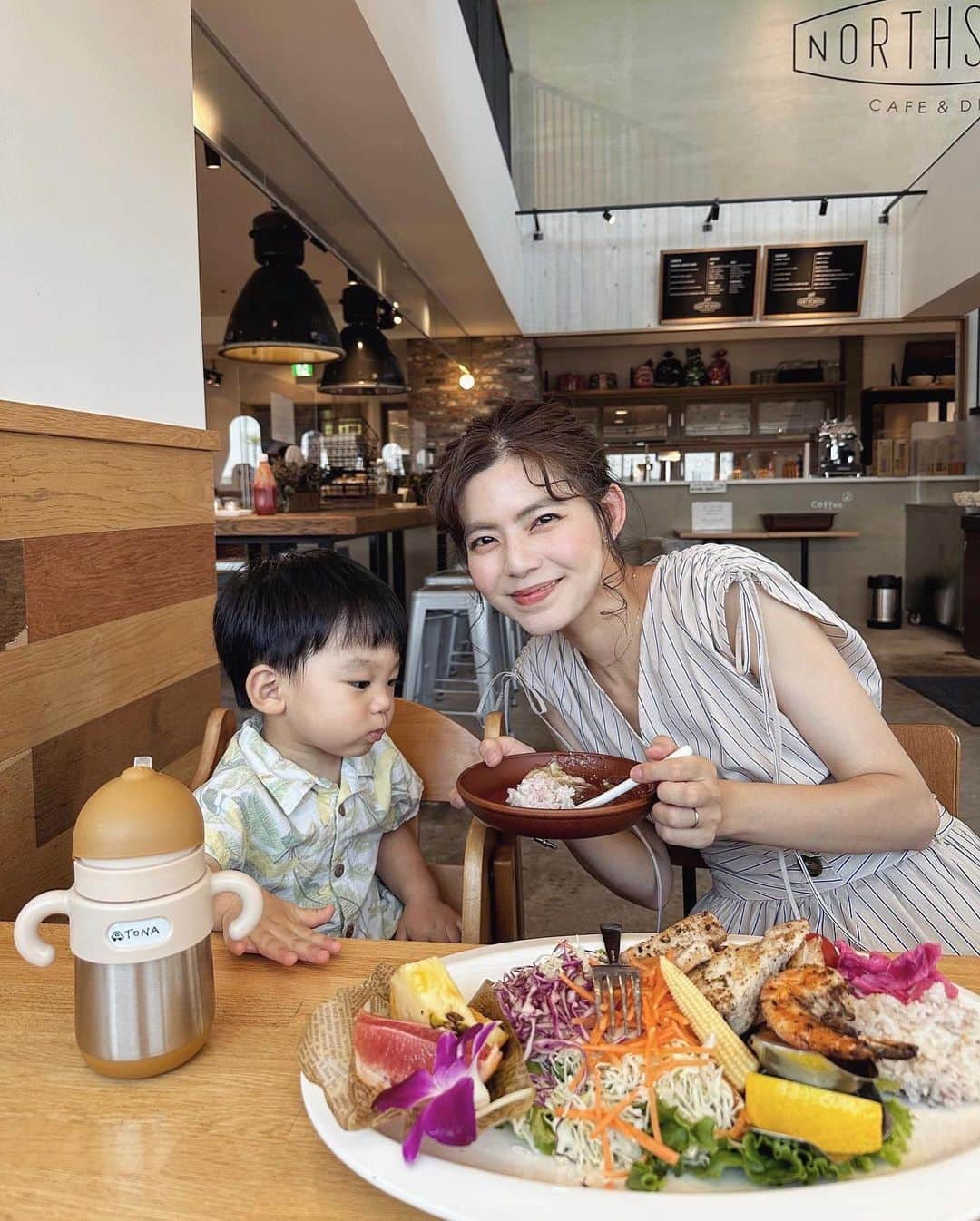 畑有里紗のインスタグラム：「ランチからの展望デッキで 飛行機見て水遊びした日👶🏻⛲️🌻✈️  飛行機見つけては👀あーー！！って指差しして 前回よりも反応良かったし 水遊び大好きな息子はとくに噴水が大興奮で めっちゃ喜んでる顔見れて私たちも嬉しかったな😙♡ 楽しかったみたいで帰りはまだやりたい！って怒ってた笑  夏の思い出まだまだ作りたいね〜🫶  (息子の夏に愛用しているマグたち🍹5枚目) (水着🩲8.9枚目) どちらもタグつけてるよ🏷️  @sho_arii.family  #息子#3人家族#お出かけ#子連れお出かけ#空港#伊丹空港#伊丹空港展望デッキ#水遊び#男の子ベビー#男の子ママ#男の子パパ#meroware#メロウェア#mero大好き#息子とデート#ノースショアカフェ」